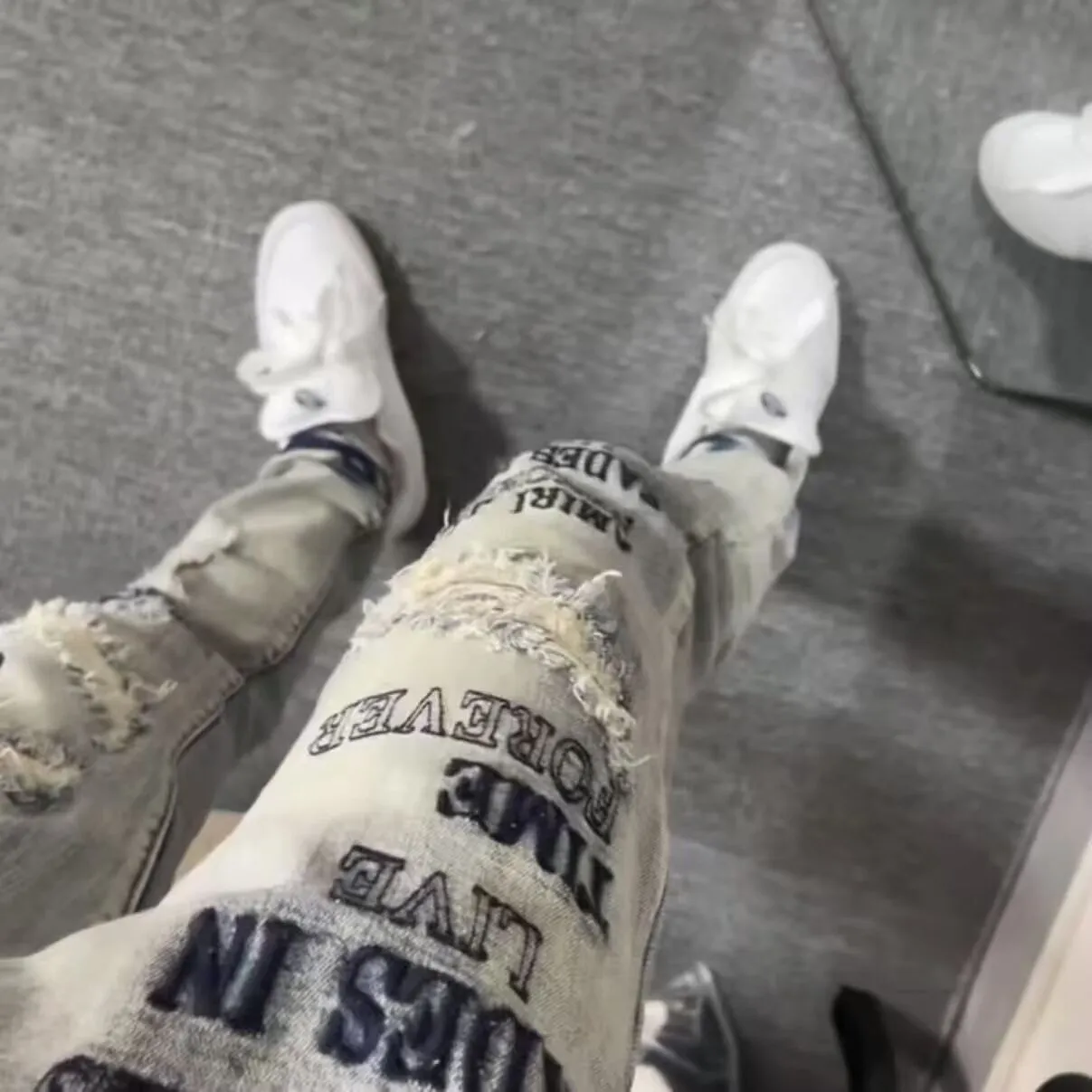 ￼#M04 P168💰 AMIRI splash-ink medal patch embroidered jeans trousers AMIRI high street basic ripped tight stretch jeans trousers Amiriamiri is transliterated as Emil, which is the name of the founder. Mike Amiri, the founder of amiri, grew up in Los Angeles, USA. He was influenced by the local street culture Rock since he was a child, so he founded the amiri brand named after himself. A variety of trendy clothing meets the needs of different trendy players. Amiri clothing has novel and unique styles and is a well-known street brand in the United States. Many of its styles and styles are loved by many street photographers. Various clothing styles meet the needs of different people, show their unique temperament, and show the trend of dressing. amiri's jeans are relatively famous. Not only do they have many styles, but the quality of the jeans is also very good. Many celebrities have also worn amiri brand jeans.  The jeans of the amiri brand break through the production process and cutting of the original jeans. The fabrics are relatively soft and comfortable, and are not as hard as some jeans, which can irritate the skin and cause the skin to bleed when worn. Los Angeles trendy brand Amiri's jeans are made with great detail from tailoring to texture, adding wrinkles, bullet holes, damage and other details to add to the trendiness of the jeans. You can choose the style that suits you according to your own needs. Only when you wear a suitable style can you have a certain sense of fashion.  In recent years, high street has become a word that appears more and more frequently in men's clothing. High street style has also become an important direction for everyone's matching. High street related items are basically inseparable from oversize or off-shoulder tops. The lower body is matched with trackpants or tight-fitting denim. In my opinion, the most representative one is perhaps annihilation. Color; picture color Size: 30-32-34-36