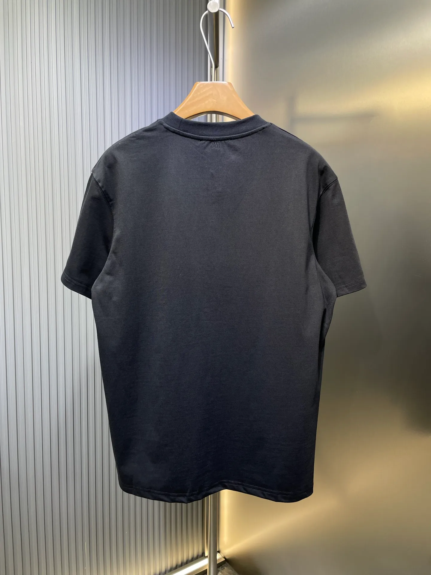 🅿️250 Ami Paris 🌟【Top replica】Love embossed short-sleeved custom-made brocade cotton. Soft and delicate, comfortable and close to the skin. Indulge in the depth of black. The homogeneous three-dimensional love heart jumps on the chest. It is embellished like a work of art. It complements the AMI embroidery on the back and adds brand recognition. It is the ultimate simplification of color and conveys the love and persistence of life. Process 1: High temperature three-dimensional embossing By accurately controlling temperature and pressure, the fiber chains will rearrange to form a three-dimensional concave and convex pattern, showing a unique three-dimensional love effect. Process 2: Using imported machine embroidery technology. Using advanced computer control systems and precision mechanical components to achieve Ami embroidery operations with high precision and smooth and delicate lines. Process 3: The fabrics are washed and have a better hand feel. Not easy to deform, not easy to shrink, not easy to fade, and maintain long-term beauty. Accessories: Customized 1:1 Ami trademark Fit: Loose fit Size: S M L XL
