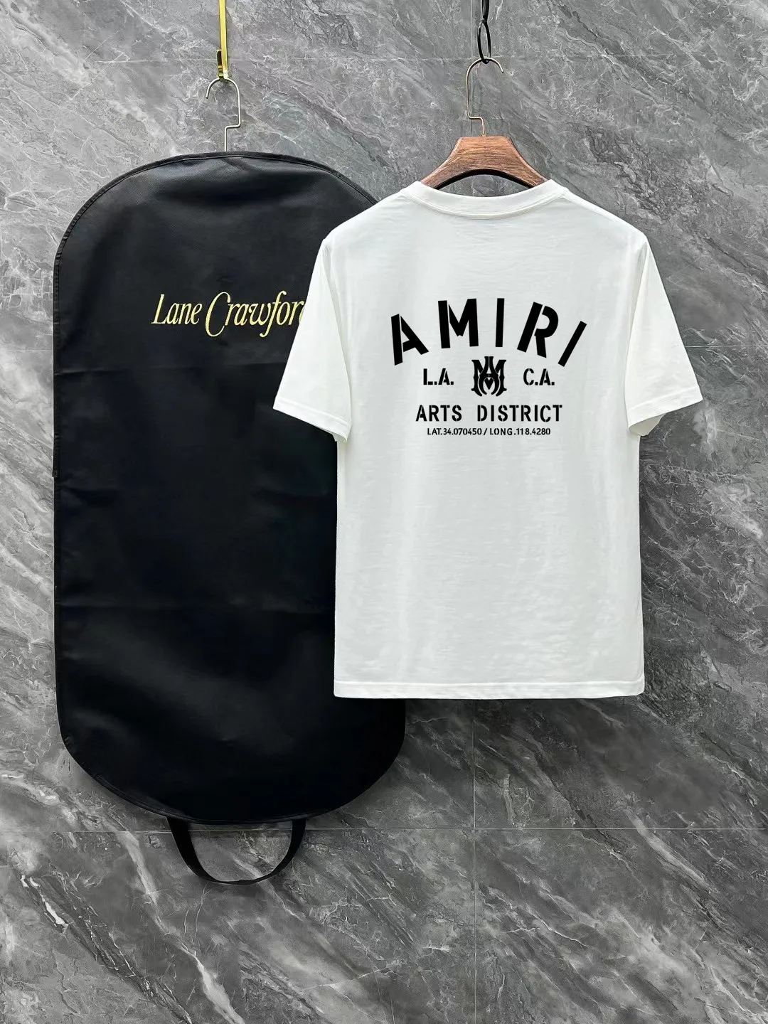 P150 AMIRI# 2025 spring and summer new style debut counter, the latest short-sleeved round neck T-shirt, high-end custom design, avant-garde and fashionable! The brand logo is designed with heavy craftsmanship. High-end customized 250g Xinjiang long-staple cotton fabric. Soft to the touch. Comfortable to wear. Exquisite stitching at the counter level. Fine workmanship. The upper body effect is incomparably handsome! A must-have item for a stylish man! Color: black. White! Size: S M L