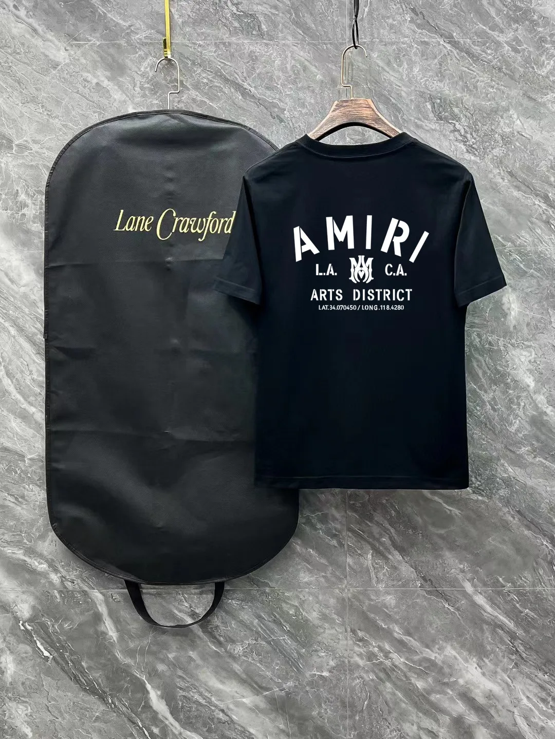 P150 AMIRI# 2025 spring and summer new style debut counter, the latest short-sleeved round neck T-shirt, high-end custom design, avant-garde and fashionable! The brand logo is designed with heavy craftsmanship. High-end customized 250g Xinjiang long-staple cotton fabric. Soft to the touch. Comfortable to wear. Exquisite stitching at the counter level. Fine workmanship. The upper body effect is incomparably handsome! A must-have item for a stylish man! Color: black. White! Size: S M L