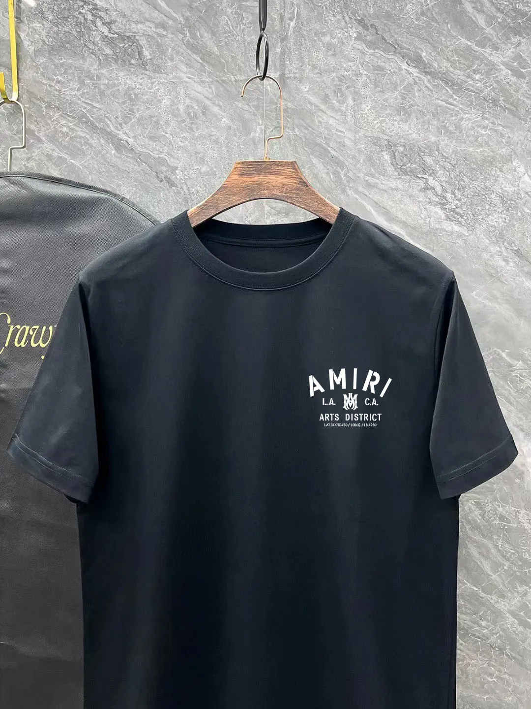P150 AMIRI# 2025 spring and summer new style debut counter, the latest short-sleeved round neck T-shirt, high-end custom design, avant-garde and fashionable! The brand logo is designed with heavy craftsmanship. High-end customized 250g Xinjiang long-staple cotton fabric. Soft to the touch. Comfortable to wear. Exquisite stitching at the counter level. Fine workmanship. The upper body effect is incomparably handsome! A must-have item for a stylish man! Color: black. White! Size: S M L