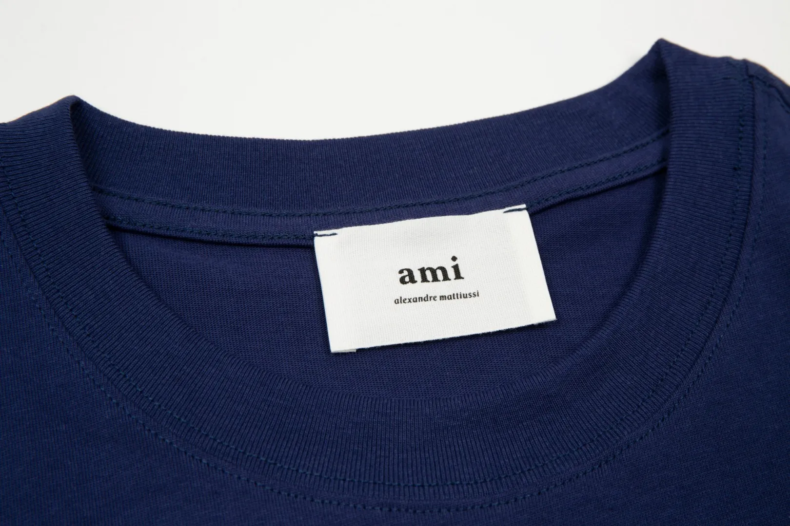 Ami Amy 2024ss autumn classic small embroidered love short sleeves ✅2024 newly upgraded two-end folded handmade main wheat Restore counter ✅240G Xinjiang long-staple cotton top double yarn Shrinkage controlled at 2% Export-grade solid color quality It is truly not easy to deform, shrink, and does not fade ✅The maximum size can be worn up to 230 pounds No pressure for exporting to Europe and the United States Size S-XL Color: 7 colors white black gray color blue Navy blue dark green brown