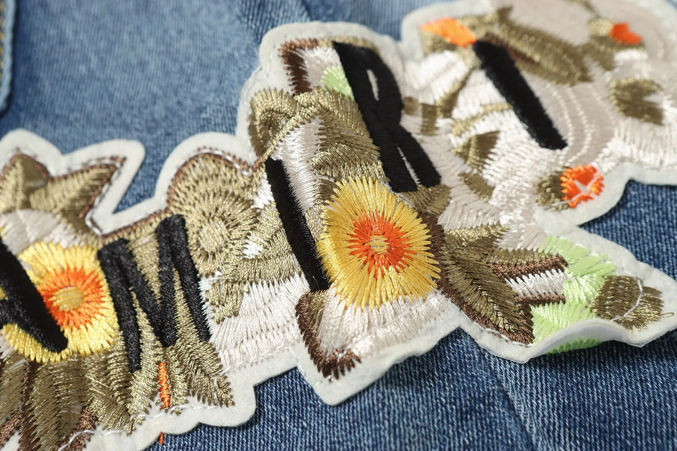 P270 AMIRI patch embroidery jeans trousers AMIRI high street basic ripped jeans trousers Color: Picture color Code number: 28-36