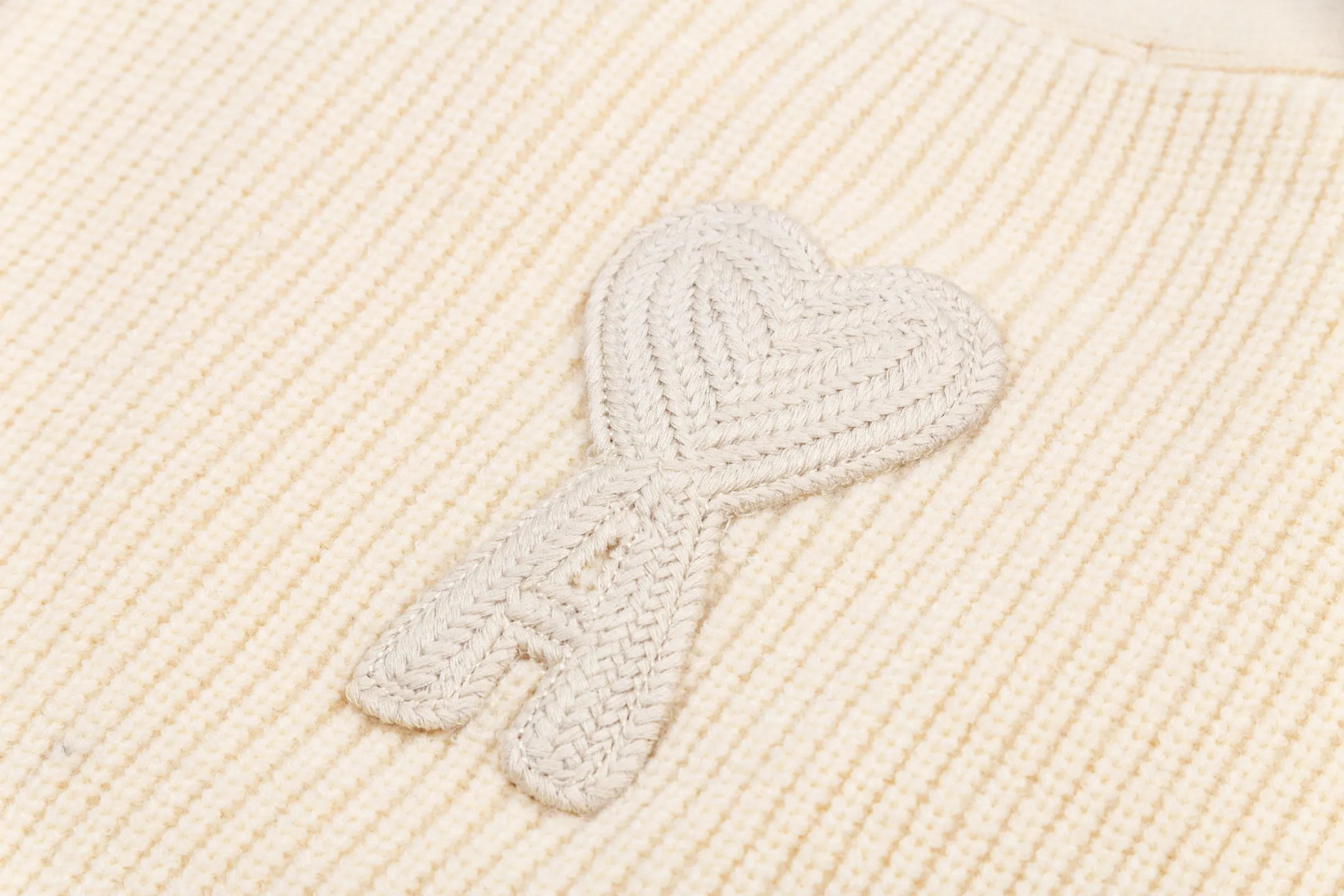 A8186# AMI Paris 2025 Autumn and Winter New Arrival Woven ADC Striped Cardigan Love Word Logo Sheep Knitted Sweater Jacket 800G High Weight Oversize Version Same Style for Men and Women Color: Baolan Apricot Code Number: S-XL