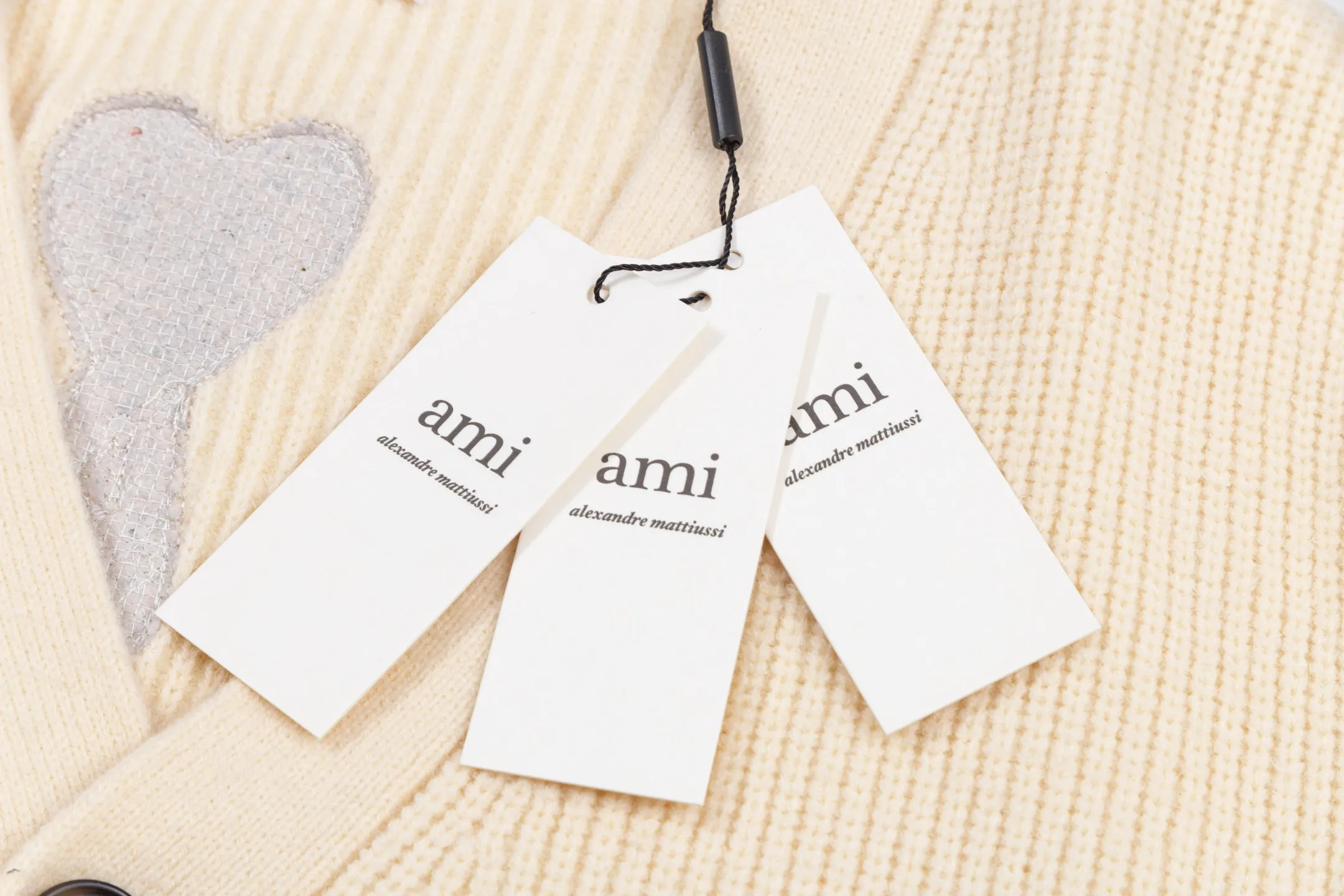 A8186# AMI Paris 2025 Autumn and Winter New Arrival Woven ADC Striped Cardigan Love Word Logo Sheep Knitted Sweater Jacket 800G High Weight Oversize Version Same Style for Men and Women Color: Baolan Apricot Code Number: S-XL