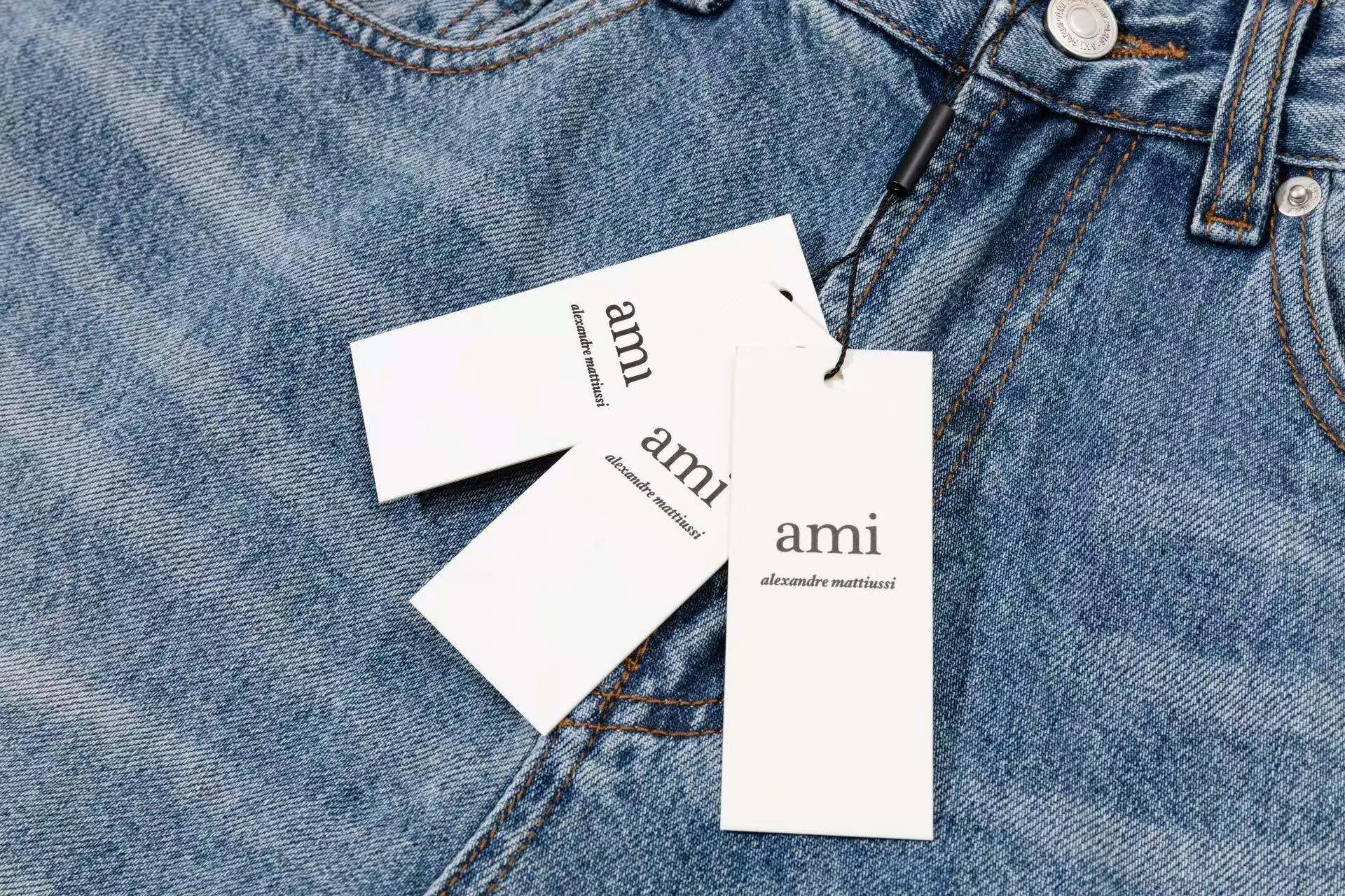 2289# AMI PARIS 25 new autumn and winter products [Same style as Zhou Yiran] Men's high-waisted wide-leg jeans, retro casual cotton denim straight trousers, buttons decorated with LOGO YP replica, can be worn by men and women, color: denim basket, code number: 29 30 32 34 36