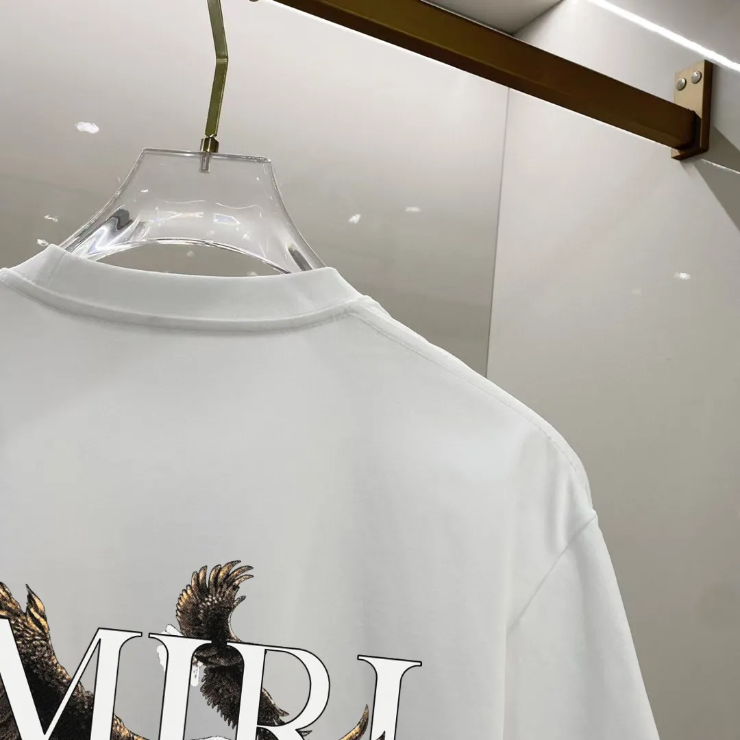P150 AMIRI# 2025 spring and summer new style debut counter, the latest short-sleeved round neck T-shirt, high-end custom design, avant-garde and fashionable! The brand logo is designed with heavy craftsmanship. High-end customized 250g Xinjiang long-staple cotton fabric. Soft to the touch. Comfortable to wear. Exquisite stitching at the counter level. Fine workmanship. The upper body effect is incomparably handsome! A must-have item for a stylish man! Color: black. White! Size: S M L