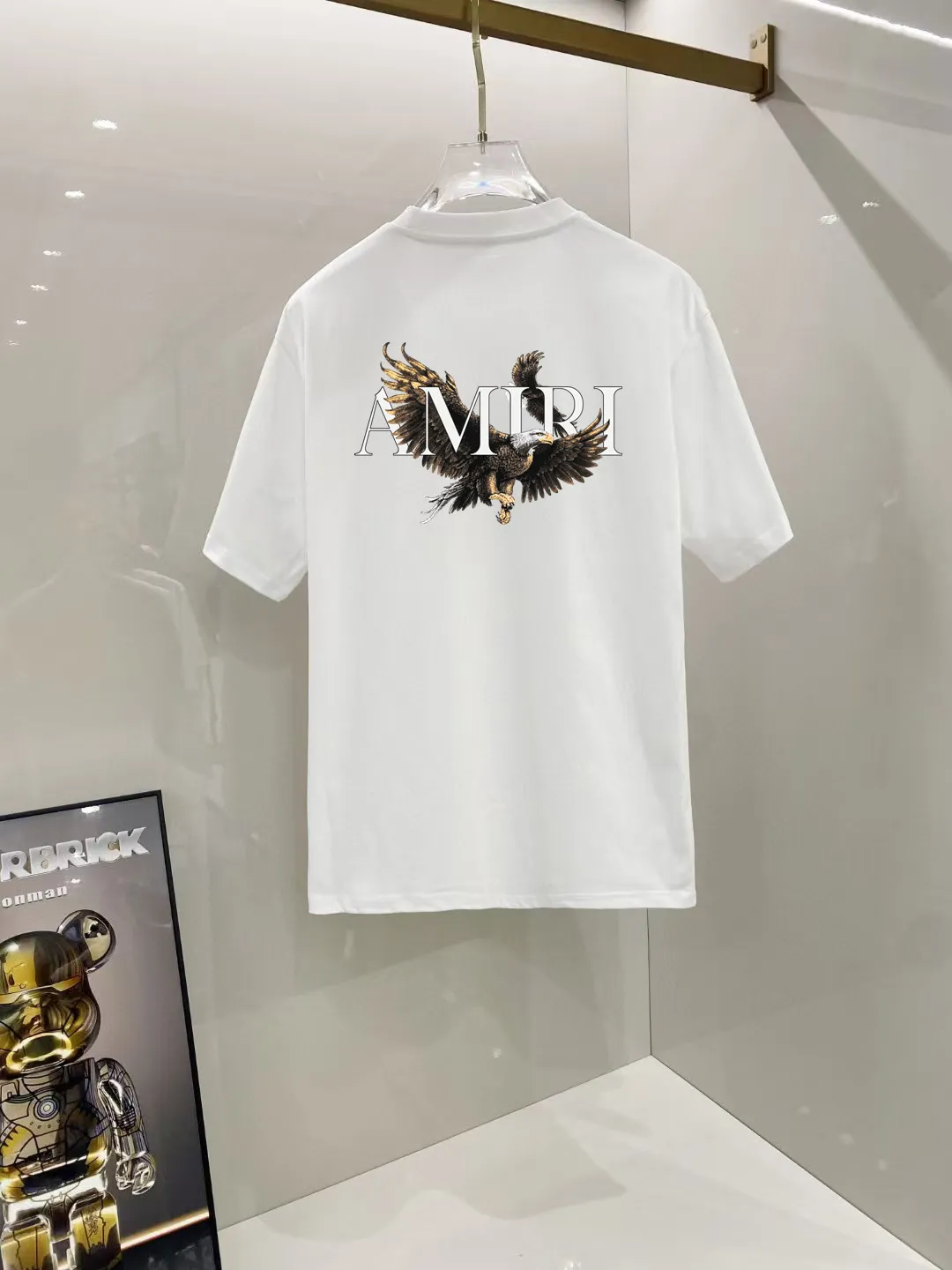 P150 AMIRI# 2025 spring and summer new style debut counter, the latest short-sleeved round neck T-shirt, high-end custom design, avant-garde and fashionable! The brand logo is designed with heavy craftsmanship. High-end customized 250g Xinjiang long-staple cotton fabric. Soft to the touch. Comfortable to wear. Exquisite stitching at the counter level. Fine workmanship. The upper body effect is incomparably handsome! A must-have item for a stylish man! Color: black. White! Size: S M L