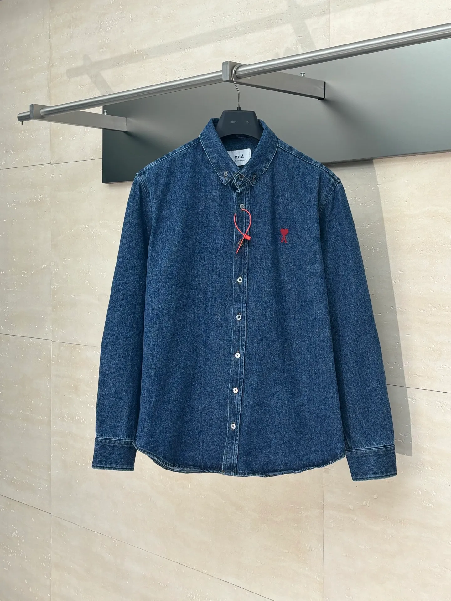 🅿️490 Ami Paris*/25FW new denim shirt jacket adopts imported machine embroidery technology, uses advanced computer control system and precision mechanical components to realize Ami's love embroidery operation with high precision, smooth and delicate lines, and uses fried sand hand-rubbing technology to cause natural fading and wear on the surface of the denim material by processing it on a fried sand machine. Then, it uses special tools to physically damage the surface of the jeans by hand, maintaining the original texture and details while increasing its uniqueness. Size：S/M/L/XL