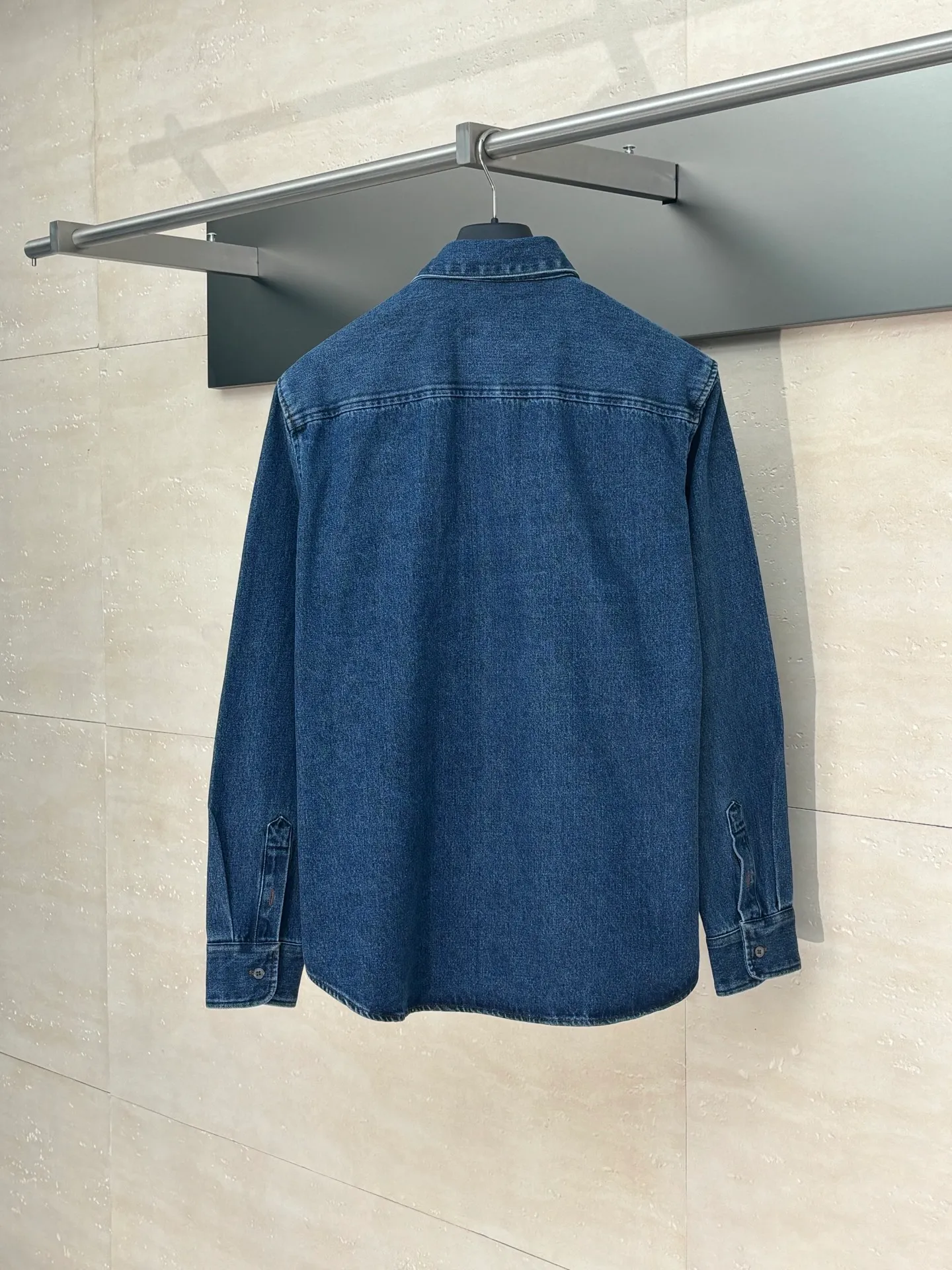 🅿️490 Ami Paris*/25FW new denim shirt jacket adopts imported machine embroidery technology, uses advanced computer control system and precision mechanical components to realize Ami's love embroidery operation with high precision, smooth and delicate lines, and uses fried sand hand-rubbing technology to cause natural fading and wear on the surface of the denim material by processing it on a fried sand machine. Then, it uses special tools to physically damage the surface of the jeans by hand, maintaining the original texture and details while increasing its uniqueness. Size：S/M/L/XL