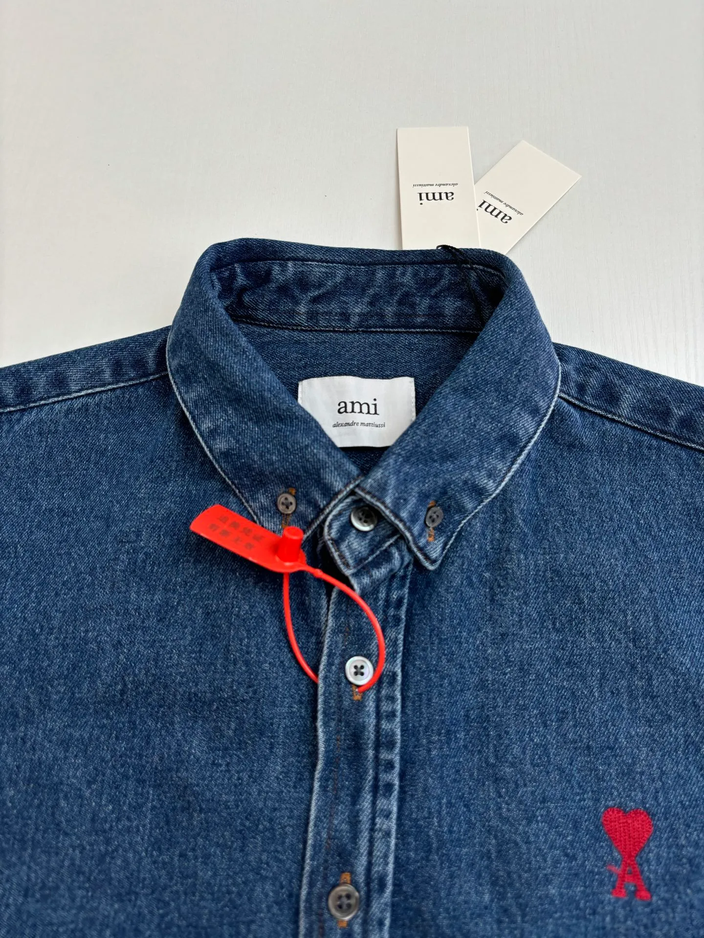 🅿️490 Ami Paris*/25FW new denim shirt jacket adopts imported machine embroidery technology, uses advanced computer control system and precision mechanical components to realize Ami's love embroidery operation with high precision, smooth and delicate lines, and uses fried sand hand-rubbing technology to cause natural fading and wear on the surface of the denim material by processing it on a fried sand machine. Then, it uses special tools to physically damage the surface of the jeans by hand, maintaining the original texture and details while increasing its uniqueness. Size：S/M/L/XL