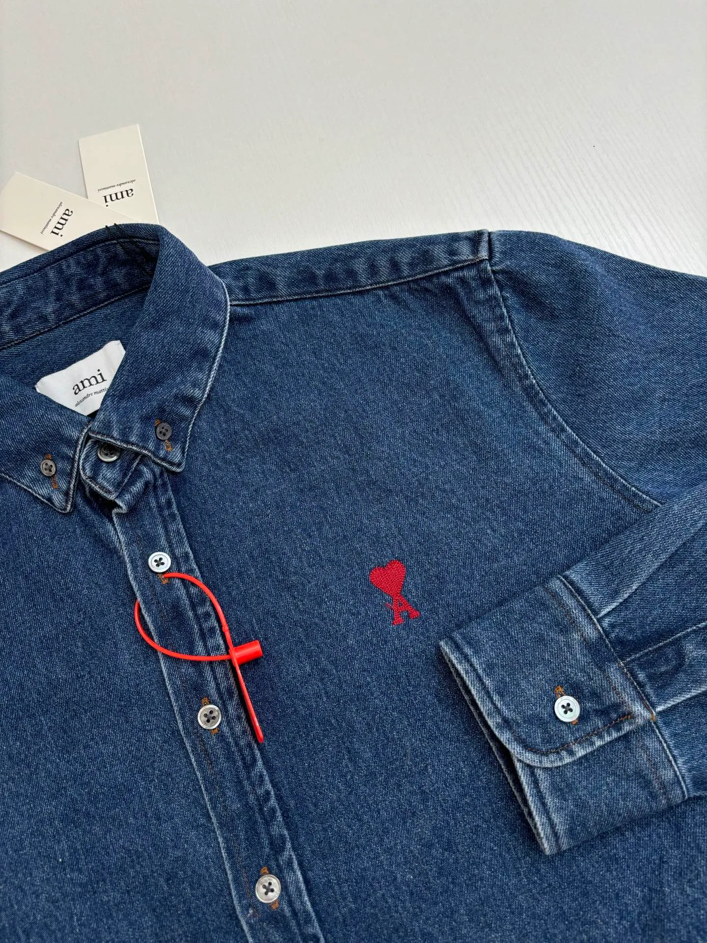 🅿️490 Ami Paris*/25FW new denim shirt jacket adopts imported machine embroidery technology, uses advanced computer control system and precision mechanical components to realize Ami's love embroidery operation with high precision, smooth and delicate lines, and uses fried sand hand-rubbing technology to cause natural fading and wear on the surface of the denim material by processing it on a fried sand machine. Then, it uses special tools to physically damage the surface of the jeans by hand, maintaining the original texture and details while increasing its uniqueness. Size：S/M/L/XL