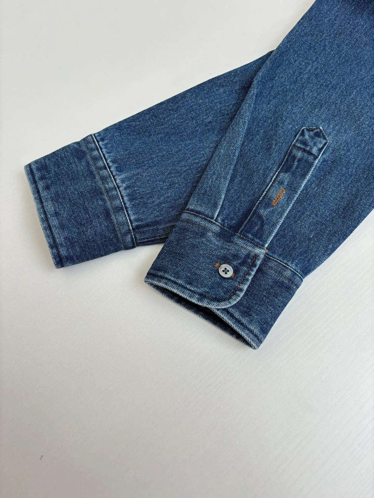 🅿️490 Ami Paris*/25FW new denim shirt jacket adopts imported machine embroidery technology, uses advanced computer control system and precision mechanical components to realize Ami's love embroidery operation with high precision, smooth and delicate lines, and uses fried sand hand-rubbing technology to cause natural fading and wear on the surface of the denim material by processing it on a fried sand machine. Then, it uses special tools to physically damage the surface of the jeans by hand, maintaining the original texture and details while increasing its uniqueness. Size：S/M/L/XL