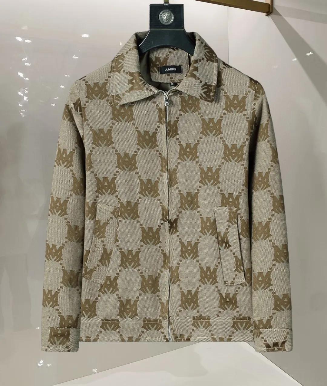 P380 🌸🌸🌸🌸 AMIRI's latest 25-year-old men's jacket. The color combination has a classic charm without losing youthful vitality. It reshapes a new design style and shows a bold and confident brand design concept.  Imported fabrics, sleeves and pockets are paired with exclusive brand designs, reflecting the minimalist pursuit of quality and design. Low-key luxury fully embodies the brand image and status! The brand LOGO icon design is simple and recognizable, with a delicate and comfortable touch, excellent details, exquisite and elegant everywhere, fashionable design, a capable and stylish upper body, and full of aura! The all-over pattern and simple aesthetics are brought to the extreme, and it is a jacket that can be mixed and matched. There is no doubt that it is a must-have product for men. It is extremely practical and the color is easy to match.  Color: Picture color. Sizes: M, L, xL, xxL, xxxL