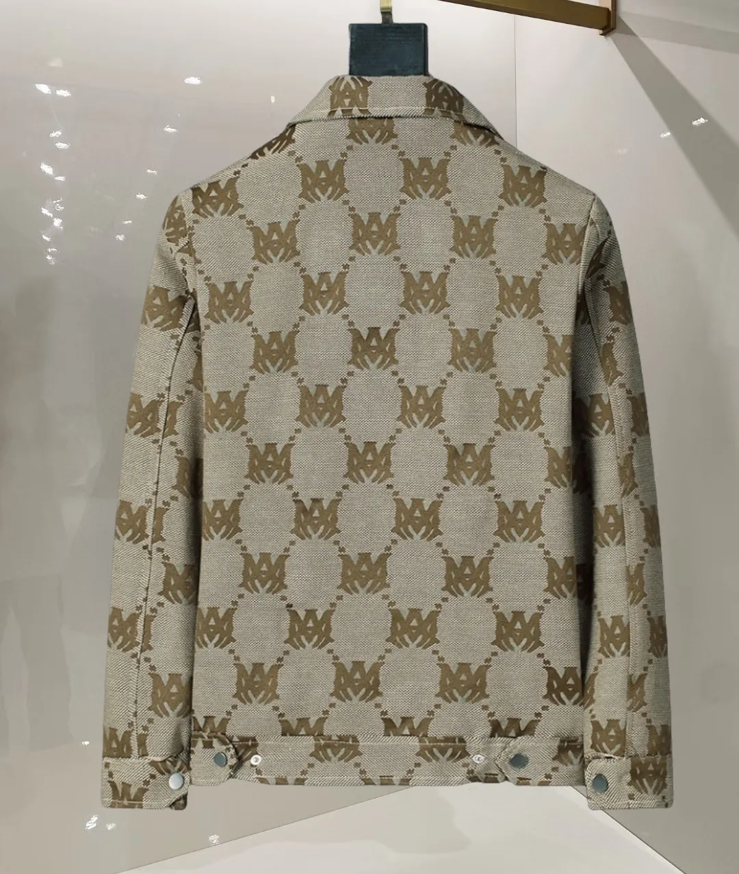 P380 🌸🌸🌸🌸 AMIRI's latest 25-year-old men's jacket. The color combination has a classic charm without losing youthful vitality. It reshapes a new design style and shows a bold and confident brand design concept.  Imported fabrics, sleeves and pockets are paired with exclusive brand designs, reflecting the minimalist pursuit of quality and design. Low-key luxury fully embodies the brand image and status! The brand LOGO icon design is simple and recognizable, with a delicate and comfortable touch, excellent details, exquisite and elegant everywhere, fashionable design, a capable and stylish upper body, and full of aura! The all-over pattern and simple aesthetics are brought to the extreme, and it is a jacket that can be mixed and matched. There is no doubt that it is a must-have product for men. It is extremely practical and the color is easy to match.  Color: Picture color. Sizes: M, L, xL, xxL, xxxL