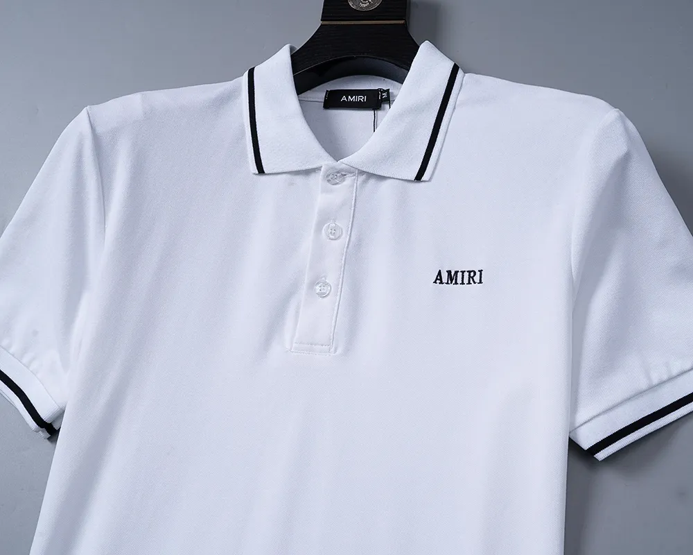 P150 Mili's 2026 spring and summer official website's new lapel T-shirt is made of mercerized pearl fabric and embroidered on the chest. It is handsome, the fabric is comfortable, the workmanship is rigorous, and the threads are neatly routed. Good upper body effect·size M-3XL white