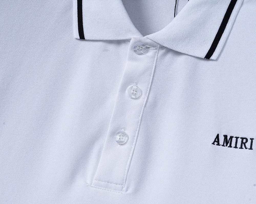 P150 Mili's 2026 spring and summer official website's new lapel T-shirt is made of mercerized pearl fabric and embroidered on the chest. It is handsome, the fabric is comfortable, the workmanship is rigorous, and the threads are neatly routed. Good upper body effect·size M-3XL white
