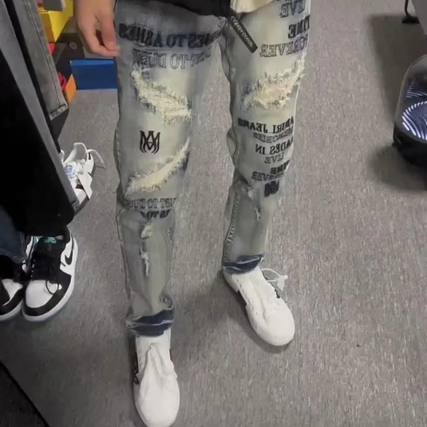 P166 Top replica AMIRI splash-ink medal patch embroidered jeans trousers AMIRI high street basic ripped tight stretch jeans trousers Amiriamiri is transliterated as Emil, which is the name of the founder. Mike Amiri, the founder of amiri, grew up in Los Angeles, USA. He was influenced by the local street culture Rock since childhood, so he founded the amiri brand named after himself. A variety of fashion brand clothing meets the needs of different fashion players. Amiri clothing has novel and unique styles and is a well-known street brand in the United States. Many of its styles and styles are loved by many street photographers. Various clothing styles meet the needs of different people, show their unique temperament, and show the trend of dressing. amiri's jeans are relatively famous. Not only do they have many styles, but the quality of the jeans is also very good. Many celebrities have also worn amiri brand jeans.  The jeans of the amiri brand break through the production process and cutting of the original jeans. The fabrics are relatively soft and comfortable, and are not as hard as some jeans, which can irritate the skin and cause the skin to bleed when worn. Los Angeles trendy brand Amiri's jeans are made with great detail from tailoring to texture, adding wrinkles, bullet holes, damage and other details to add to the trendiness of the jeans. You can choose the style that suits you according to your own needs. Only when you wear a suitable style can you have a certain sense of fashion.  In recent years, high street has become a word that appears more and more frequently in men's clothing. High street style has also become an important direction for everyone's matching. High street related items are basically inseparable from oversize or off-shoulder tops. The lower body is matched with trackpants or tight-fitting denim. In my opinion, the most representative one is perhaps annihilation. Color; picture color Size: m l xl xxl