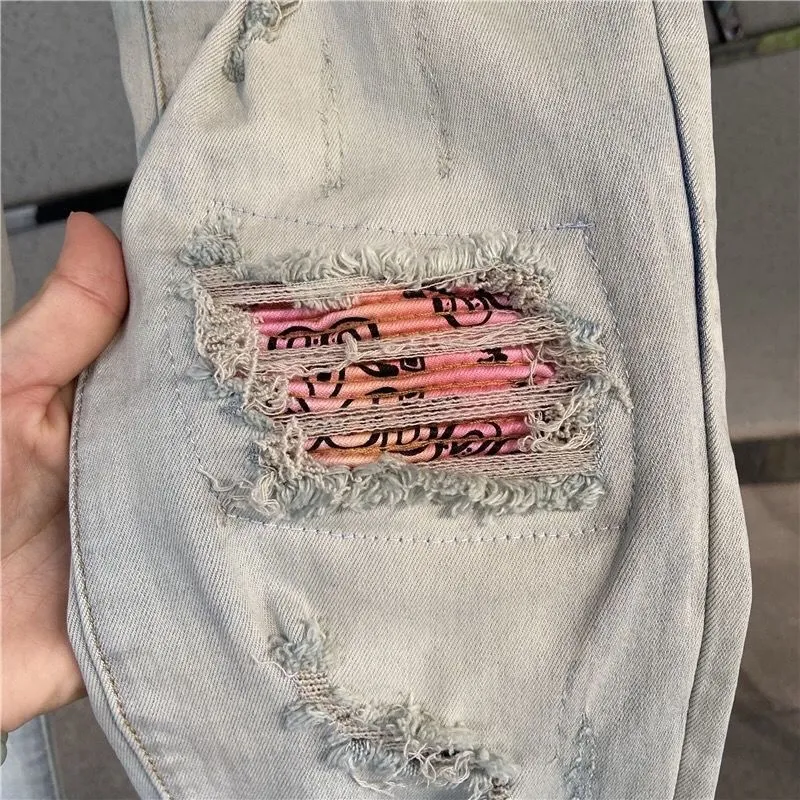 P180 Independent AMIRI ripped jeans trousers AMIRI high street basic ripped tight stretch jeans trousers Amiri hot diamond amiri is transliterated as Emil, which is the name of the founder. Mike Amiri, the founder of amiri, grew up in Los Angeles, USA. He was influenced by the local street culture Rock since childhood, so he founded the amiri brand named after himself. A variety of trendy clothing meets the needs of different fashion players. Amiri clothing has novel and unique styles and is a well-known street brand in the United States. The styles and styles of many clothes are loved by many street photographers. The various clothing styles meet the dressing needs of different people, show their unique temperament, and show the trend of dressing. amiri's jeans are relatively famous. Not only do they have many styles, but the quality of the jeans is also very good. Many celebrities have also worn amiri brand jeans.  The jeans of the amiri brand break through the production process and cutting of the original jeans. The fabrics are relatively soft and comfortable, and are not as hard as some jeans, which can irritate the skin and cause the skin to bleed when worn. Los Angeles trendy brand Amiri's jeans are made with great detail from tailoring to texture, adding wrinkles, bullet holes, damage and other details to add to the trendiness of the jeans. You can choose the style that suits you according to your own needs. Only when you wear a suitable style can you have a certain sense of fashion.  In recent years, high street has become an increasingly common word in men's clothing, and high street style has become an important direction for everyone's matching. High street-related items basically cannot avoid oversize or drop-shoulder tops. The lower body is matched with trackpants or tight-fitting jeans. The most representative one, in my opinion, may be the bust. Color: blue Size: m l xl xxl Pants length Waist Hips M 96 76 96 L 98 80 100 XL 100 84 104 XXL 104 88 108