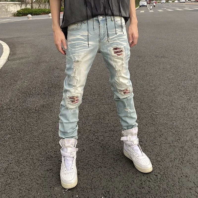 P180 Independent AMIRI ripped jeans trousers AMIRI high street basic ripped tight stretch jeans trousers Amiri hot diamond amiri is transliterated as Emil, which is the name of the founder. Mike Amiri, the founder of amiri, grew up in Los Angeles, USA. He was influenced by the local street culture Rock since childhood, so he founded the amiri brand named after himself. A variety of trendy clothing meets the needs of different fashion players. Amiri clothing has novel and unique styles and is a well-known street brand in the United States. The styles and styles of many clothes are loved by many street photographers. The various clothing styles meet the dressing needs of different people, show their unique temperament, and show the trend of dressing. amiri's jeans are relatively famous. Not only do they have many styles, but the quality of the jeans is also very good. Many celebrities have also worn amiri brand jeans.  The jeans of the amiri brand break through the production process and cutting of the original jeans. The fabrics are relatively soft and comfortable, and are not as hard as some jeans, which can irritate the skin and cause the skin to bleed when worn. Los Angeles trendy brand Amiri's jeans are made with great detail from tailoring to texture, adding wrinkles, bullet holes, damage and other details to add to the trendiness of the jeans. You can choose the style that suits you according to your own needs. Only when you wear a suitable style can you have a certain sense of fashion.  In recent years, high street has become an increasingly common word in men's clothing, and high street style has become an important direction for everyone's matching. High street-related items basically cannot avoid oversize or drop-shoulder tops. The lower body is matched with trackpants or tight-fitting jeans. The most representative one, in my opinion, may be the bust. Color: blue Size: m l xl xxl Pants length Waist Hips M 96 76 96 L 98 80 100 XL 100 84 104 XXL 104 88 108