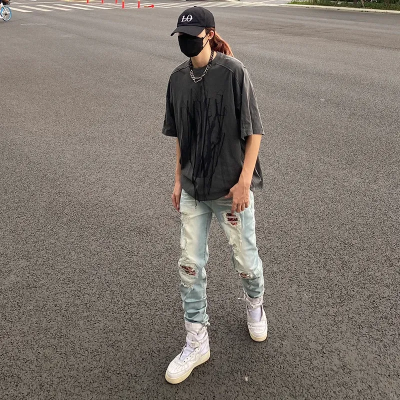 P180 Independent AMIRI ripped jeans trousers AMIRI high street basic ripped tight stretch jeans trousers Amiri hot diamond amiri is transliterated as Emil, which is the name of the founder. Mike Amiri, the founder of amiri, grew up in Los Angeles, USA. He was influenced by the local street culture Rock since childhood, so he founded the amiri brand named after himself. A variety of trendy clothing meets the needs of different fashion players. Amiri clothing has novel and unique styles and is a well-known street brand in the United States. The styles and styles of many clothes are loved by many street photographers. The various clothing styles meet the dressing needs of different people, show their unique temperament, and show the trend of dressing. amiri's jeans are relatively famous. Not only do they have many styles, but the quality of the jeans is also very good. Many celebrities have also worn amiri brand jeans.  The jeans of the amiri brand break through the production process and cutting of the original jeans. The fabrics are relatively soft and comfortable, and are not as hard as some jeans, which can irritate the skin and cause the skin to bleed when worn. Los Angeles trendy brand Amiri's jeans are made with great detail from tailoring to texture, adding wrinkles, bullet holes, damage and other details to add to the trendiness of the jeans. You can choose the style that suits you according to your own needs. Only when you wear a suitable style can you have a certain sense of fashion.  In recent years, high street has become an increasingly common word in men's clothing, and high street style has become an important direction for everyone's matching. High street-related items basically cannot avoid oversize or drop-shoulder tops. The lower body is matched with trackpants or tight-fitting jeans. The most representative one, in my opinion, may be the bust. Color: blue Size: m l xl xxl Pants length Waist Hips M 96 76 96 L 98 80 100 XL 100 84 104 XXL 104 88 108