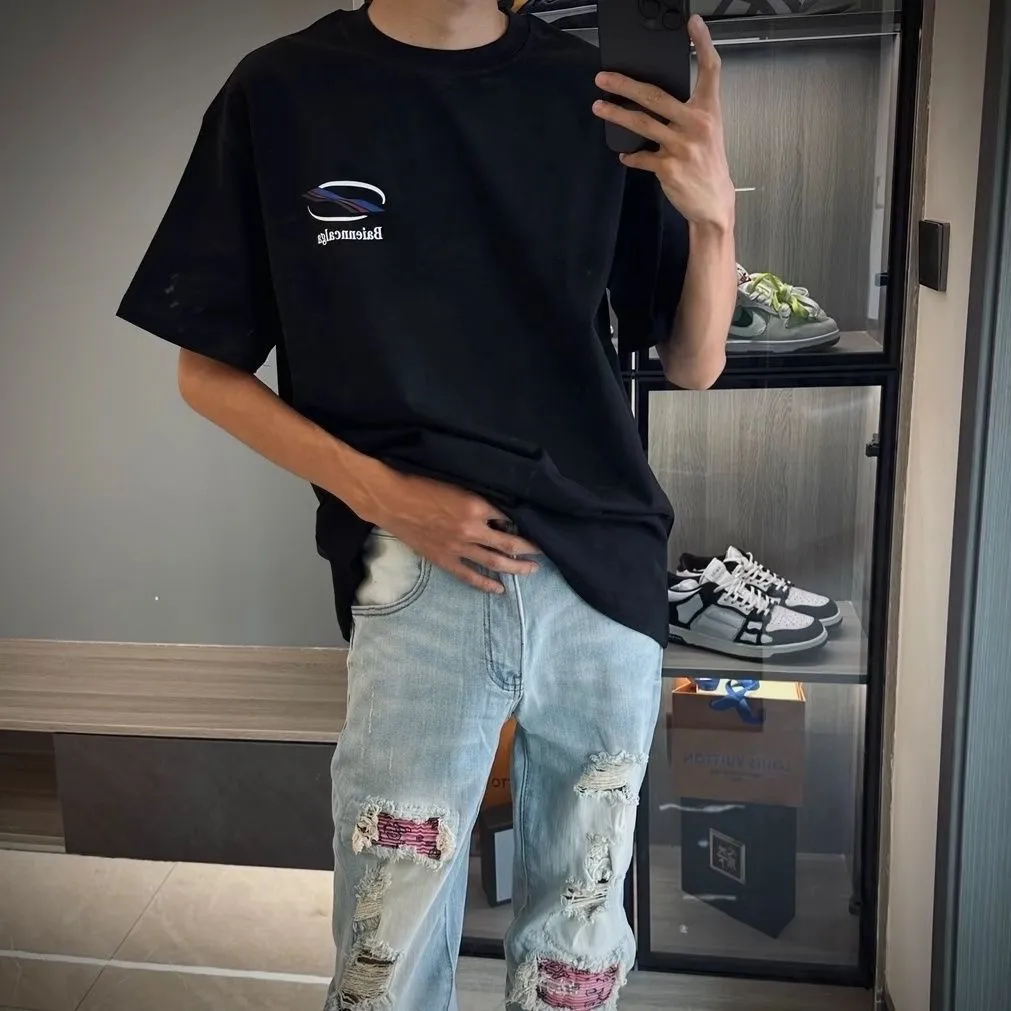 P180 Independent AMIRI ripped jeans trousers AMIRI high street basic ripped tight stretch jeans trousers Amiri hot diamond amiri is transliterated as Emil, which is the name of the founder. Mike Amiri, the founder of amiri, grew up in Los Angeles, USA. He was influenced by the local street culture Rock since childhood, so he founded the amiri brand named after himself. A variety of trendy clothing meets the needs of different fashion players. Amiri clothing has novel and unique styles and is a well-known street brand in the United States. The styles and styles of many clothes are loved by many street photographers. The various clothing styles meet the dressing needs of different people, show their unique temperament, and show the trend of dressing. amiri's jeans are relatively famous. Not only do they have many styles, but the quality of the jeans is also very good. Many celebrities have also worn amiri brand jeans.  The jeans of the amiri brand break through the production process and cutting of the original jeans. The fabrics are relatively soft and comfortable, and are not as hard as some jeans, which can irritate the skin and cause the skin to bleed when worn. Los Angeles trendy brand Amiri's jeans are made with great detail from tailoring to texture, adding wrinkles, bullet holes, damage and other details to add to the trendiness of the jeans. You can choose the style that suits you according to your own needs. Only when you wear a suitable style can you have a certain sense of fashion.  In recent years, high street has become an increasingly common word in men's clothing, and high street style has become an important direction for everyone's matching. High street-related items basically cannot avoid oversize or drop-shoulder tops. The lower body is matched with trackpants or tight-fitting jeans. The most representative one, in my opinion, may be the bust. Color: blue Size: m l xl xxl Pants length Waist Hips M 96 76 96 L 98 80 100 XL 100 84 104 XXL 104 88 108