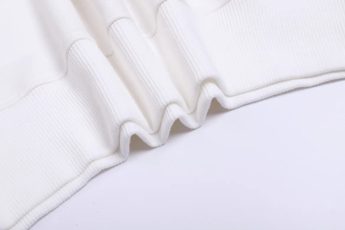 P150 Style No. 204 2025 embroidered large chapter style (with matching straight-leg sweatpants without color difference) AMI 2025 autumn and winter classic large chapter round neck sweatshirt 15 colors to meet everyone's needs. The fabric is made of 380 grams of pure cotton fabric, which is thick and textured. The whole network's counters purchase quality supporting output, which perfectly restores the genuine Zhang Zi. All thick wool knits are used. The absolute quality can be compared with any store in the market at will. There is no color difference in the fixed-dyed threads. The detailed accessories and tag packaging are all 1:1 with the genuine products. The ingenuity spirit gives back to customers.   Color: white with red seal Size: S M L XL