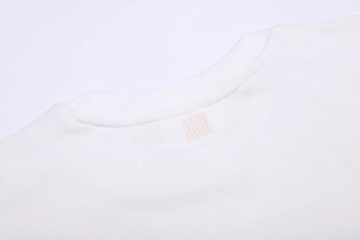 P150 Style No. 204 2025 embroidered large chapter style (with matching straight-leg sweatpants without color difference) AMI 2025 autumn and winter classic large chapter round neck sweatshirt 15 colors to meet everyone's needs. The fabric is made of 380 grams of pure cotton fabric, which is thick and textured. The whole network's counters purchase quality supporting output, which perfectly restores the genuine Zhang Zi. All thick wool knits are used. The absolute quality can be compared with any store in the market at will. There is no color difference in the fixed-dyed threads. The detailed accessories and tag packaging are all 1:1 with the genuine products. The ingenuity spirit gives back to customers.   Color: white with red seal Size: S M L XL