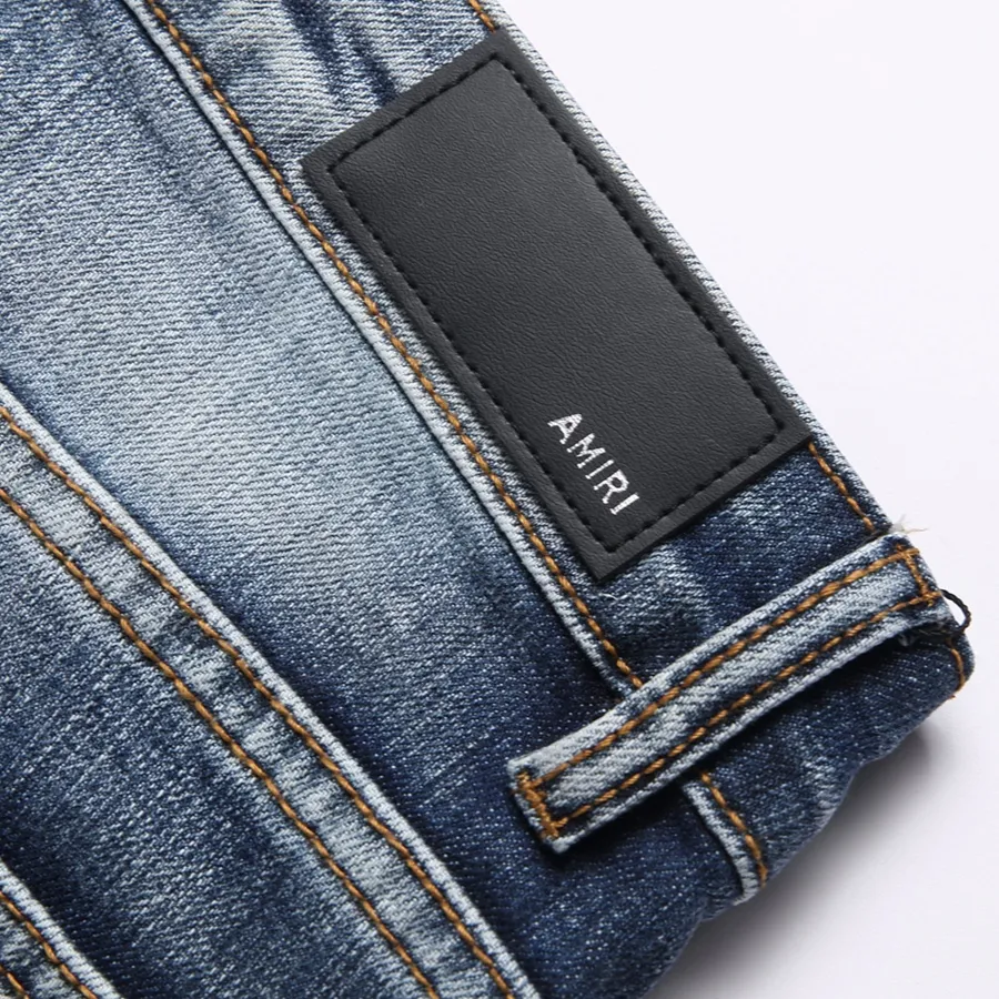 P168 💰 AMIRI patch embroidery jeans trousers AMIRI high street basic ripped tight elastic jeans trousers amiri brand jeans break the production process and cutting of the original jeans, the fabrics are softer and more comfortable Hand-sewn collar label Customized logo buttons Genuine leather tag Color: Picture color Size: 30-32-34-36
