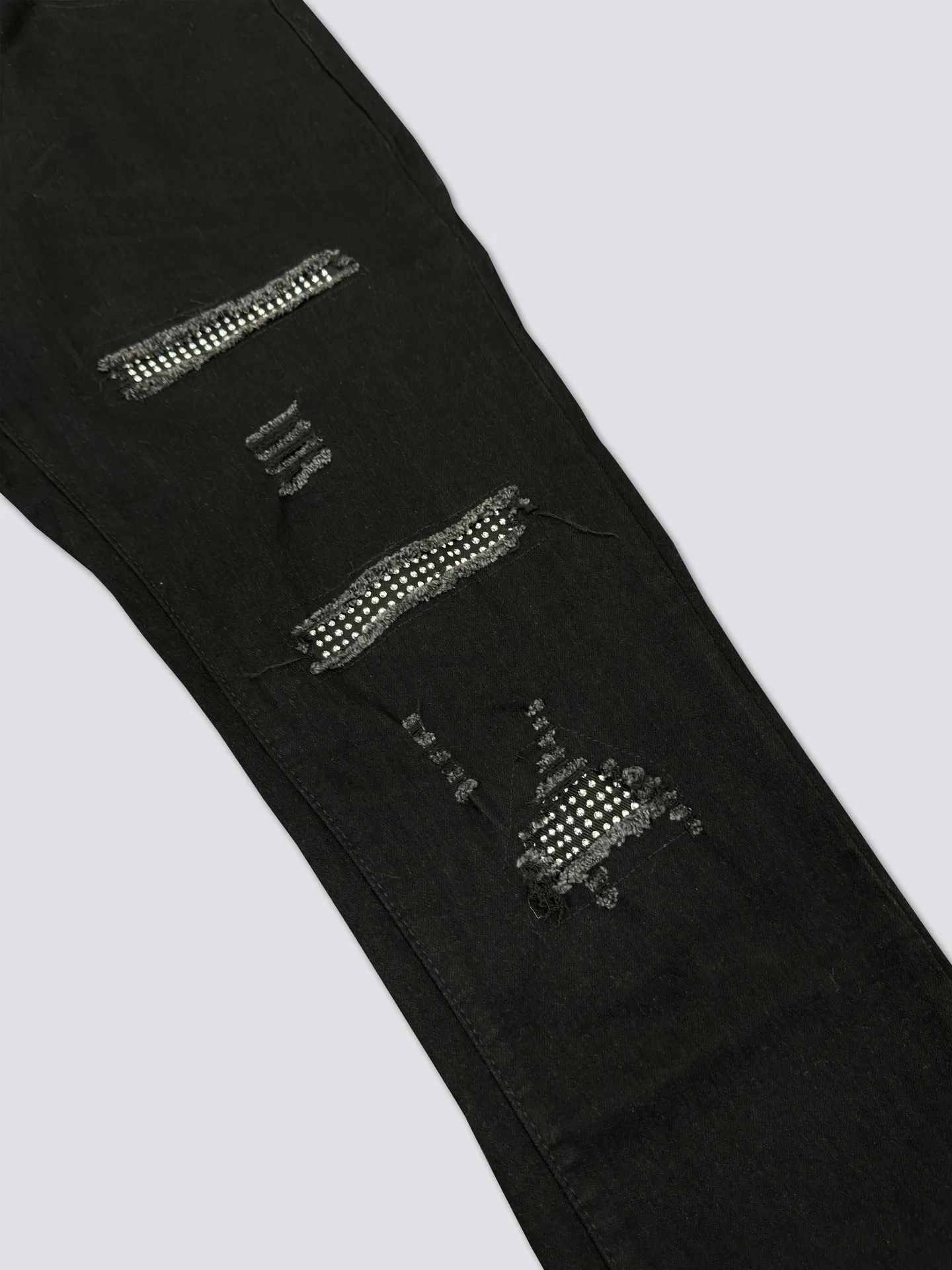 AMIRI's new jeans are washed and splashed with ink, ripped holes and silver diamond denim trousers, the same style for men and women. Color: black. Size: S-XL (28-34)