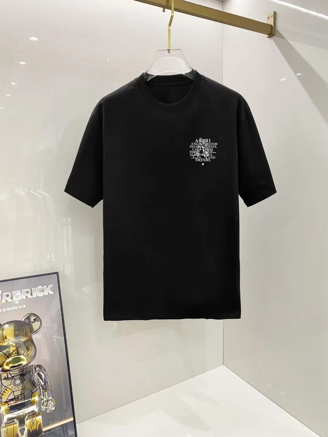 P150 AMIRI# 2025 spring and summer new style debut counter, the latest short-sleeved round neck T-shirt, high-end custom design, avant-garde and fashionable! The brand logo is designed with heavy craftsmanship. High-end customized 250g Xinjiang long-staple cotton fabric. Soft to the touch. Comfortable to wear. Exquisite stitching at the counter level. Fine workmanship. The upper body effect is incomparably handsome! A must-have item for a stylish man! Color: black. White! Size: S M L