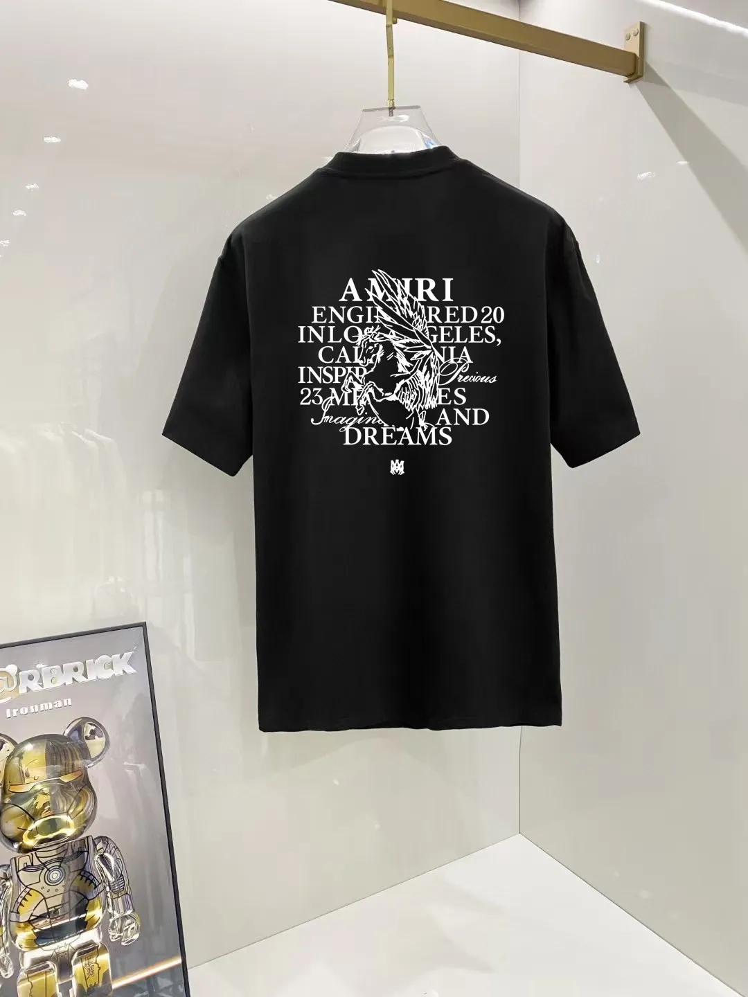P150 AMIRI# 2025 spring and summer new style debut counter, the latest short-sleeved round neck T-shirt, high-end custom design, avant-garde and fashionable! The brand logo is designed with heavy craftsmanship. High-end customized 250g Xinjiang long-staple cotton fabric. Soft to the touch. Comfortable to wear. Exquisite stitching at the counter level. Fine workmanship. The upper body effect is incomparably handsome! A must-have item for a stylish man! Color: black. White! Size: S M L