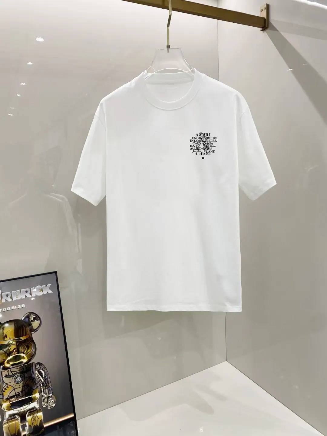 P150 AMIRI# 2025 spring and summer new style debut counter, the latest short-sleeved round neck T-shirt, high-end custom design, avant-garde and fashionable! The brand logo is designed with heavy craftsmanship. High-end customized 250g Xinjiang long-staple cotton fabric. Soft to the touch. Comfortable to wear. Exquisite stitching at the counter level. Fine workmanship. The upper body effect is incomparably handsome! A must-have item for a stylish man! Color: black. White! Size: S M L