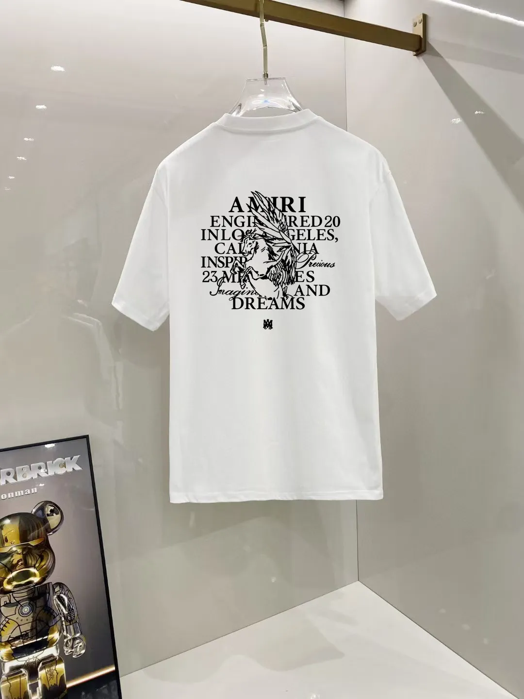 P150 AMIRI# 2025 spring and summer new style debut counter, the latest short-sleeved round neck T-shirt, high-end custom design, avant-garde and fashionable! The brand logo is designed with heavy craftsmanship. High-end customized 250g Xinjiang long-staple cotton fabric. Soft to the touch. Comfortable to wear. Exquisite stitching at the counter level. Fine workmanship. The upper body effect is incomparably handsome! A must-have item for a stylish man! Color: black. White! Size: S M L