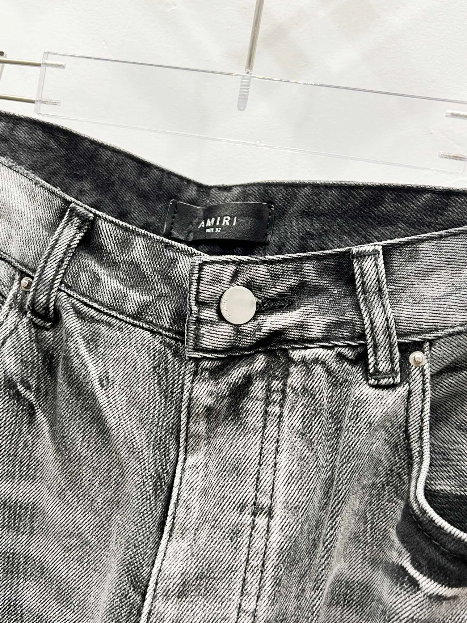 P260 Style No.: (c052) AMIRI & AMIRI 2025 New Heavy Industry Embroidered Letters Logging Pants Couples Washed Jeans Top ceiling quality Styles with different washed textures are very friendly to people with thin legs and thick legs. The straight and slim version is very flattering to the leg shape. Moderate length that never goes out of style, easy and casual to match, basic styling for various styles, a must-have in the wardrobe! The fabric is stiff but also makes the upper body soft without losing texture. The washing process is even more perfect. It is a must-have item for everyone! ! ! Washed wheat, hang tag, pants label, three labels complete Color: black gray Size: 28, 30, 32, 34, 36