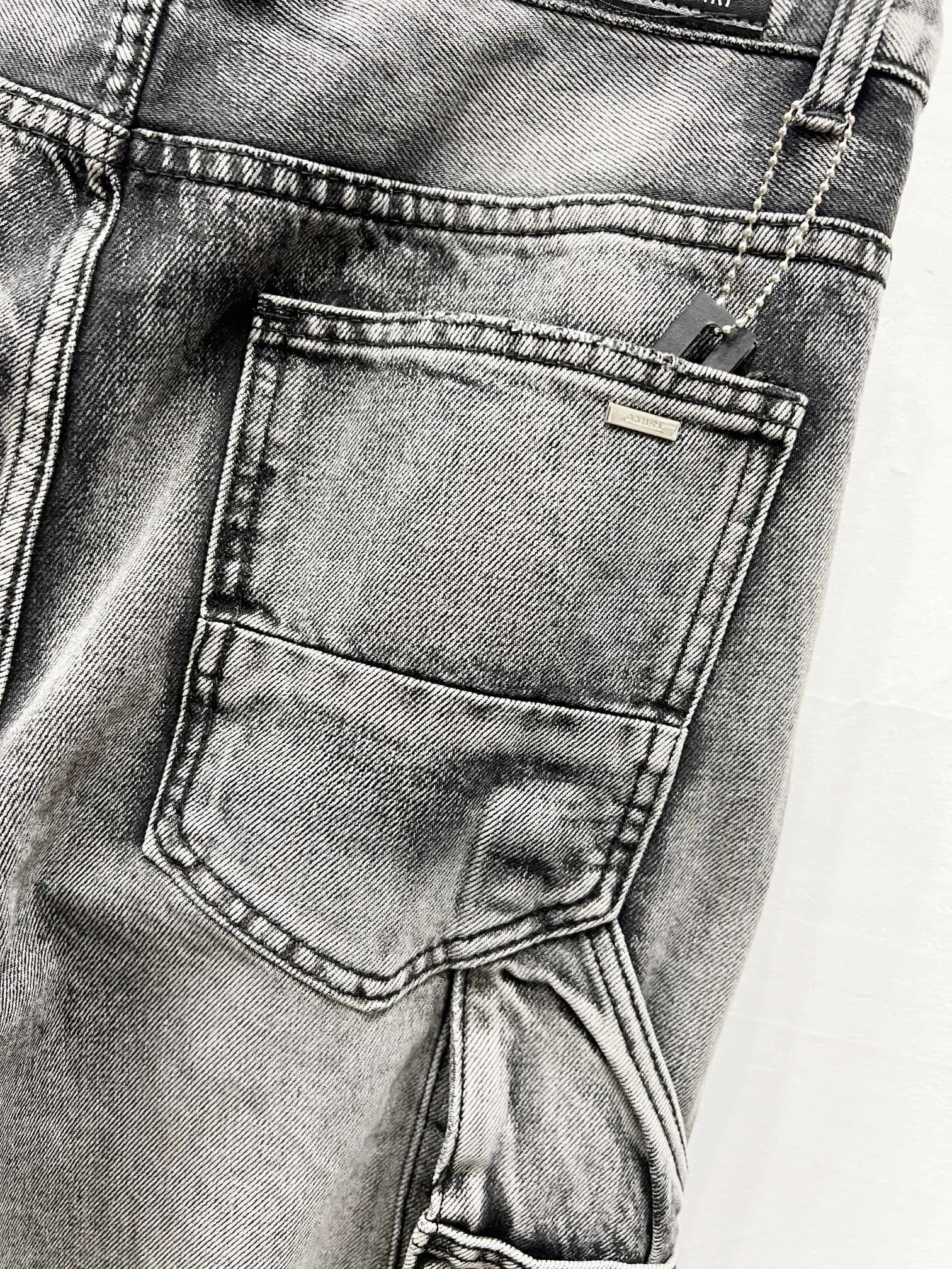 P260 Style No.: (c052) AMIRI & AMIRI 2025 New Heavy Industry Embroidered Letters Logging Pants Couples Washed Jeans Top ceiling quality Styles with different washed textures are very friendly to people with thin legs and thick legs. The straight and slim version is very flattering to the leg shape. Moderate length that never goes out of style, easy and casual to match, basic styling for various styles, a must-have in the wardrobe! The fabric is stiff but also makes the upper body soft without losing texture. The washing process is even more perfect. It is a must-have item for everyone! ! ! Washed wheat, hang tag, pants label, three labels complete Color: black gray Size: 28, 30, 32, 34, 36