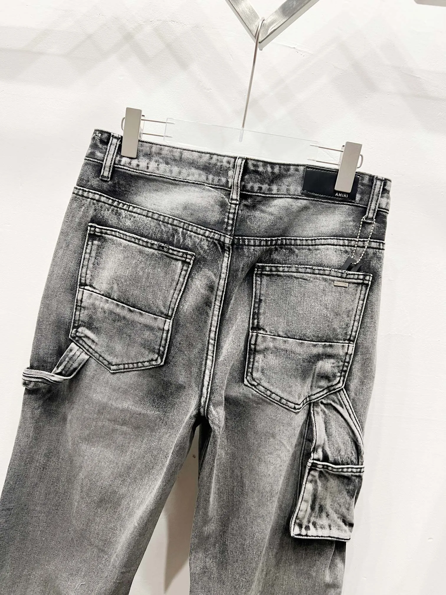 P260 Style No.: (c052) AMIRI & AMIRI 2025 New Heavy Industry Embroidered Letters Logging Pants Couples Washed Jeans Top ceiling quality Styles with different washed textures are very friendly to people with thin legs and thick legs. The straight and slim version is very flattering to the leg shape. Moderate length that never goes out of style, easy and casual to match, basic styling for various styles, a must-have in the wardrobe! The fabric is stiff but also makes the upper body soft without losing texture. The washing process is even more perfect. It is a must-have item for everyone! ! ! Washed wheat, hang tag, pants label, three labels complete Color: black gray Size: 28, 30, 32, 34, 36