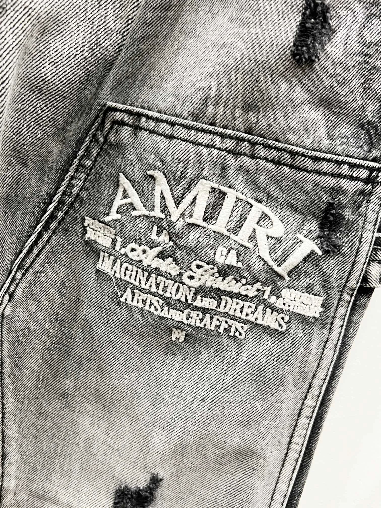 P260 Style No.: (c052) AMIRI & AMIRI 2025 New Heavy Industry Embroidered Letters Logging Pants Couples Washed Jeans Top ceiling quality Styles with different washed textures are very friendly to people with thin legs and thick legs. The straight and slim version is very flattering to the leg shape. Moderate length that never goes out of style, easy and casual to match, basic styling for various styles, a must-have in the wardrobe! The fabric is stiff but also makes the upper body soft without losing texture. The washing process is even more perfect. It is a must-have item for everyone! ! ! Washed wheat, hang tag, pants label, three labels complete Color: black gray Size: 28, 30, 32, 34, 36