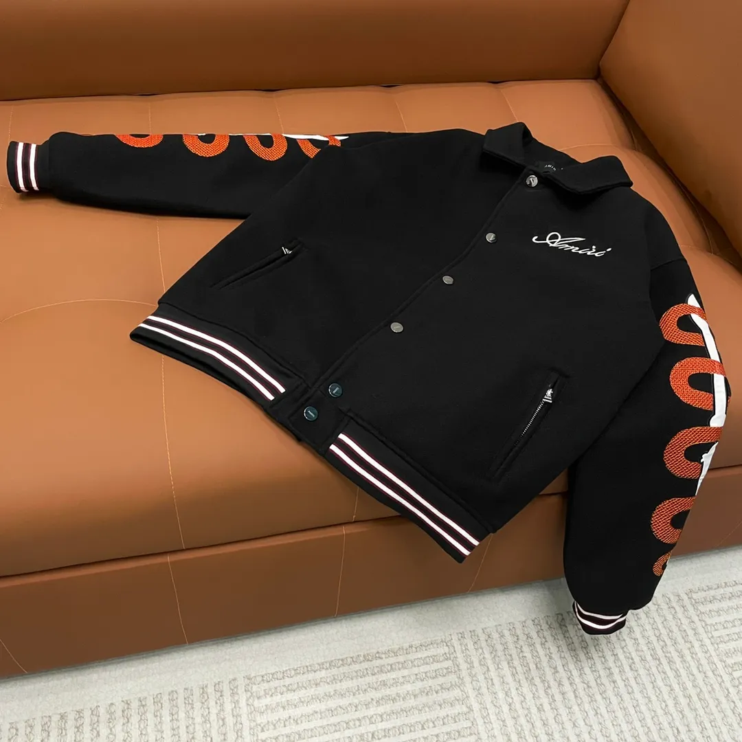 🅿️410 Ami➡️Ami’s Year of the Snake limited edition baseball uniform jacket. I ordered the original model and it took a month to finally ship it. I love it so much. The upper body is really cool. A blogger on Douyin said that LV's new products this year will become the future trend. If you look through street photos, you will find that celebrities regard it as a collectible jacket, a must-have item for men and women who want light luxury for commuting. Developing the highest version on the entire network, it took 1 month to customize and the cost was extremely high. The German imported flat-machine made custom-woven wool jacquard threads, using the first layer of imported lambskin. The pleated texture is unparalleled. It is hand-cut and meticulously crafted. The stitching position is very technical. Whether the whole garment is good or not depends on this position. Top-notch workmanship and details can stand the test. A full set of customized accessories, the letters are clear and perfectly restored without any difference. High-end atmosphere and full grade! The entire dress is exclusively customized with heavy craftsmanship. The towel patch embroidery is perfectly combined with craft embroidery and precise stitching! Absolute craftsmanship quality! Size: M L XL XXL