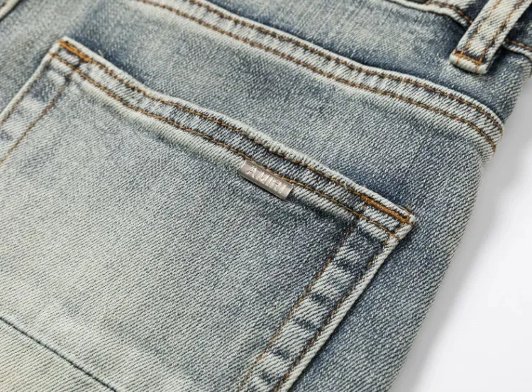 #N26 P246💰 (Top version) AMIRI hot high street jeans slim fit stretch washed knife cut trousers for men AMIRI amiri is transliterated as Emil, which is the name of the founder. Mike Amiri, the founder of amiri, grew up in Los Angeles, USA. He was influenced by local street culture and Punk Rock since he was a child, so he founded the amiri brand named after himself. A variety of trendy clothing meets the needs of different trendy players. Amiri clothing has novel and unique styles and is a well-known street brand in the United States. The styles and styles of many clothes are loved by many street photographers. The various clothing styles meet the dressing needs of different people, show their unique temperament, and show the trend of dressing. amiri's jeans are relatively famous. Not only do they have many styles, but the quality of the jeans is also very good. Many celebrities have also worn amiri brand jeans. Color: Picture color Size: 28, 30, 32, 34, 36 28 30 32 34 36 Waist 71 76 81 86 91 Qianlang 26.5 27.5 28.5 29.5 30.5 Hou Lang 37 38 39 40 41 Foot 14 14.8 15.6 16.4 17.2 Foreign Minister 100 102 104 106 107