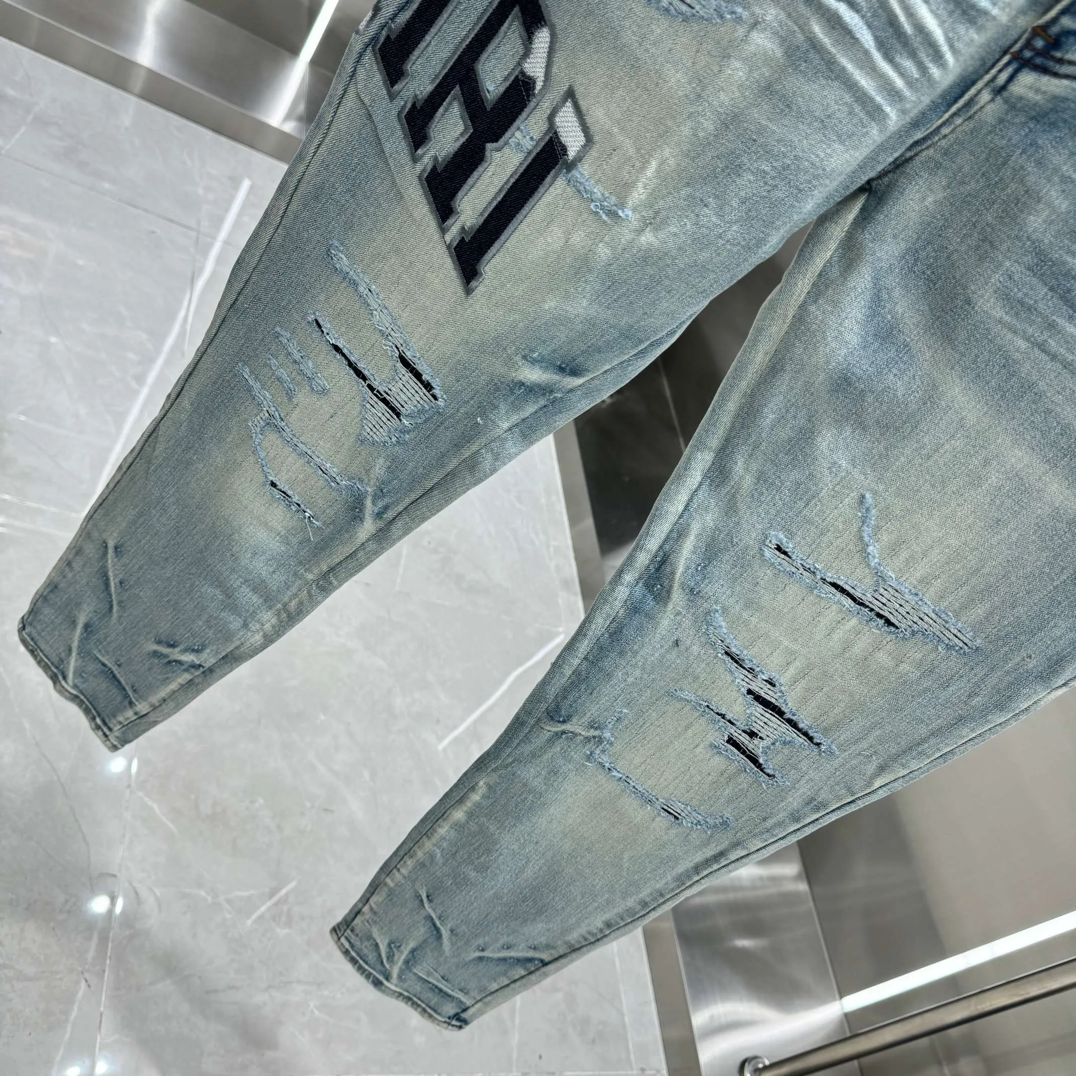 P290 Amiri ripped letter embroidery craft street fashion slim fit stretch jeans color blue size 30 32 34 36 38