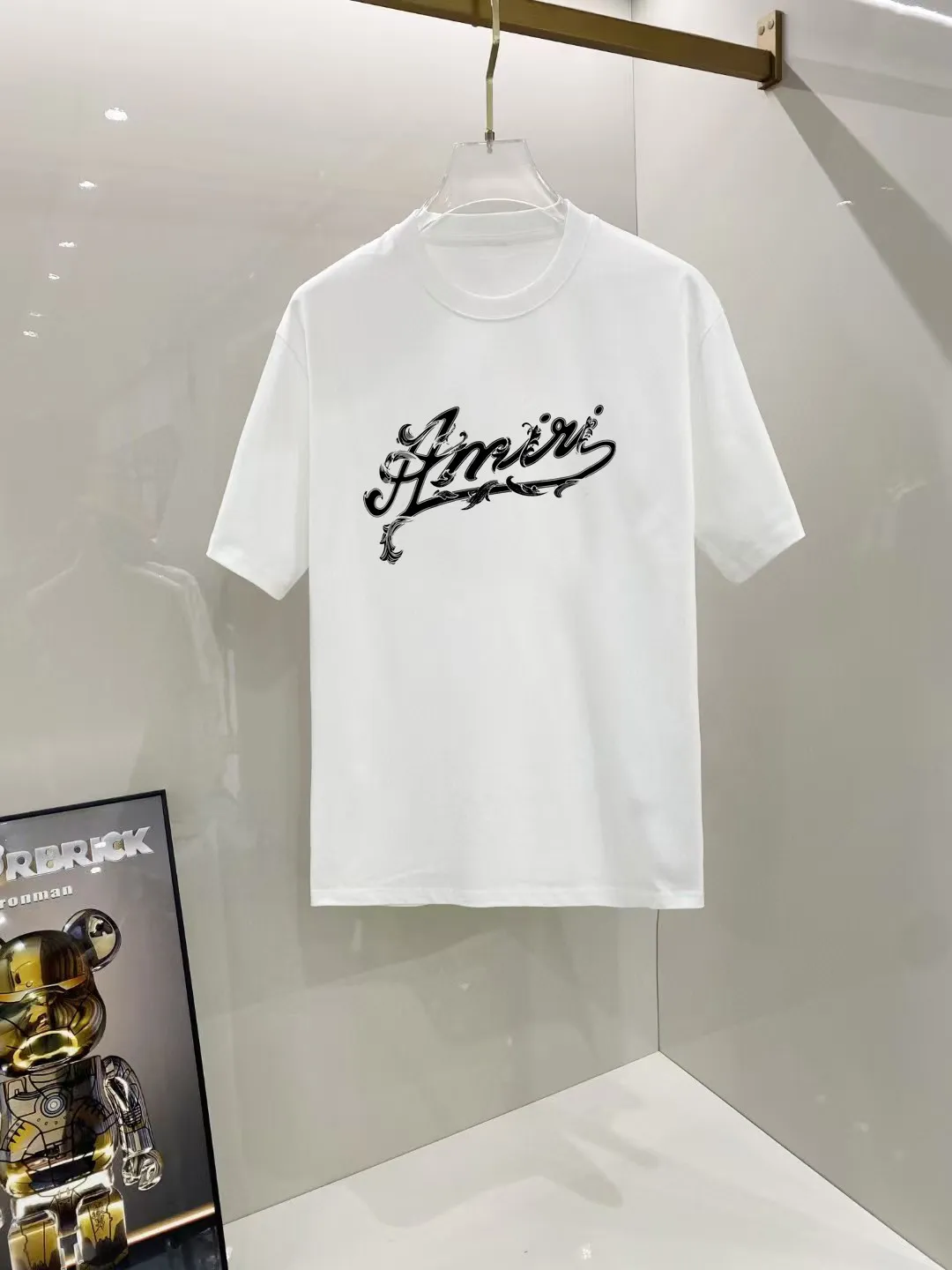 P140 AMIRI# 2025 spring and summer new style debut counter, the latest short-sleeved round neck T-shirt, high-end custom design, avant-garde and fashionable! The brand logo is designed with heavy craftsmanship. High-end customized 250g Xinjiang long-staple cotton fabric. Soft to the touch. Comfortable to wear. Exquisite stitching at the counter level. Fine workmanship. The upper body effect is incomparably handsome! A must-have item for a stylish man! Color: black. White! Size: S M L