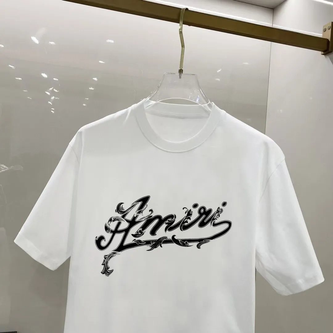 P140 AMIRI# 2025 spring and summer new style debut counter, the latest short-sleeved round neck T-shirt, high-end custom design, avant-garde and fashionable! The brand logo is designed with heavy craftsmanship. High-end customized 250g Xinjiang long-staple cotton fabric. Soft to the touch. Comfortable to wear. Exquisite stitching at the counter level. Fine workmanship. The upper body effect is incomparably handsome! A must-have item for a stylish man! Color: black. White! Size: S M L