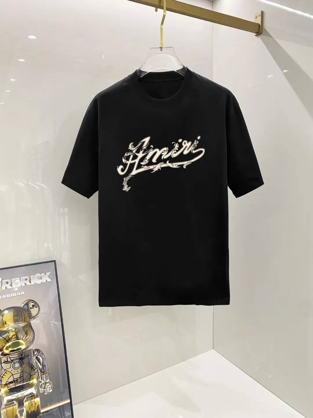 P140 AMIRI# 2025 spring and summer new style debut counter, the latest short-sleeved round neck T-shirt, high-end custom design, avant-garde and fashionable! The brand logo is designed with heavy craftsmanship. High-end customized 250g Xinjiang long-staple cotton fabric. Soft to the touch. Comfortable to wear. Exquisite stitching at the counter level. Fine workmanship. The upper body effect is incomparably handsome! A must-have item for a stylish man! Color: black. White! Size: S M L