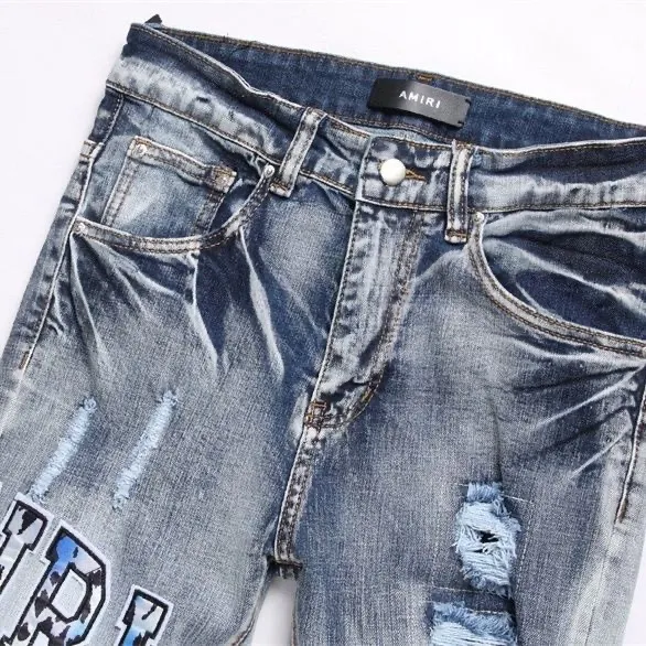 P186 Top replica AMIRI splash-ink medal patch embroidered jeans trousers AMIRI high street basic ripped tight stretch jeans trousers Amiriamiri is transliterated as Emil, which is the name of the founder. Mike Amiri, the founder of amiri, grew up in Los Angeles, USA. He was influenced by the local street culture Rock since childhood, so he founded the amiri brand named after himself. A variety of trendy clothing meets the needs of different fashion players. Amiri clothing has novel and unique styles and is a well-known street brand in the United States. Many of its styles and styles are loved by many street photographers. Various clothing styles meet the needs of different people, show their unique temperament, and show the trend of dressing. amiri's jeans are relatively famous. Not only do they have many styles, but the quality of the jeans is also very good. Many celebrities have also worn amiri brand jeans.  The jeans of the amiri brand break through the production process and cutting of the original jeans. The fabrics are relatively soft and comfortable, and are not as hard as some jeans, which can irritate the skin and cause the skin to bleed when worn. Los Angeles trendy brand Amiri's jeans are made with great detail from tailoring to texture, adding wrinkles, bullet holes, damage and other details to add to the trendiness of the jeans. You can choose the style that suits you according to your own needs. Only when you wear a suitable style can you have a certain sense of fashion.  In recent years, high street has become a word that appears more and more frequently in men's clothing. High street style has also become an important direction for everyone's matching. High street related items are basically inseparable from oversize or off-shoulder tops. The lower body is matched with trackpants or tight-fitting denim. In my opinion, the most representative one is perhaps annihilation. Color; picture color Size: m l xl xxl