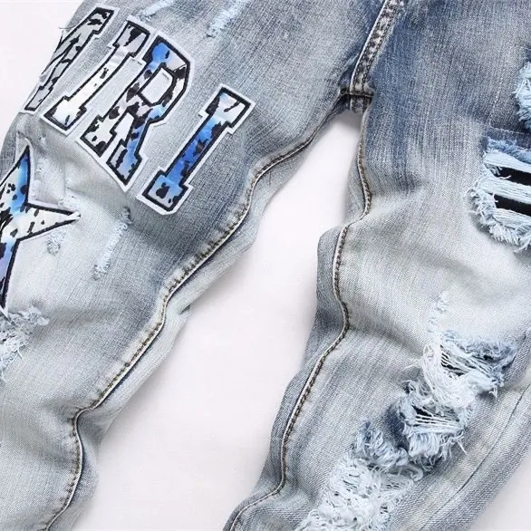 P186 Top replica AMIRI splash-ink medal patch embroidered jeans trousers AMIRI high street basic ripped tight stretch jeans trousers Amiriamiri is transliterated as Emil, which is the name of the founder. Mike Amiri, the founder of amiri, grew up in Los Angeles, USA. He was influenced by the local street culture Rock since childhood, so he founded the amiri brand named after himself. A variety of trendy clothing meets the needs of different fashion players. Amiri clothing has novel and unique styles and is a well-known street brand in the United States. Many of its styles and styles are loved by many street photographers. Various clothing styles meet the needs of different people, show their unique temperament, and show the trend of dressing. amiri's jeans are relatively famous. Not only do they have many styles, but the quality of the jeans is also very good. Many celebrities have also worn amiri brand jeans.  The jeans of the amiri brand break through the production process and cutting of the original jeans. The fabrics are relatively soft and comfortable, and are not as hard as some jeans, which can irritate the skin and cause the skin to bleed when worn. Los Angeles trendy brand Amiri's jeans are made with great detail from tailoring to texture, adding wrinkles, bullet holes, damage and other details to add to the trendiness of the jeans. You can choose the style that suits you according to your own needs. Only when you wear a suitable style can you have a certain sense of fashion.  In recent years, high street has become a word that appears more and more frequently in men's clothing. High street style has also become an important direction for everyone's matching. High street related items are basically inseparable from oversize or off-shoulder tops. The lower body is matched with trackpants or tight-fitting denim. In my opinion, the most representative one is perhaps annihilation. Color; picture color Size: m l xl xxl