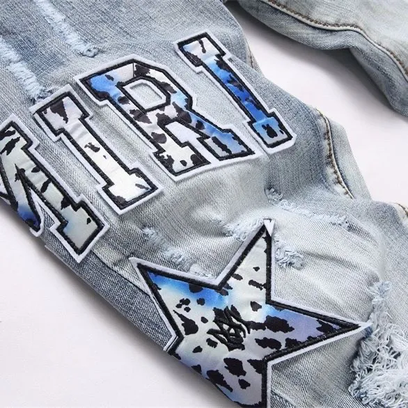 P186 Top replica AMIRI splash-ink medal patch embroidered jeans trousers AMIRI high street basic ripped tight stretch jeans trousers Amiriamiri is transliterated as Emil, which is the name of the founder. Mike Amiri, the founder of amiri, grew up in Los Angeles, USA. He was influenced by the local street culture Rock since childhood, so he founded the amiri brand named after himself. A variety of trendy clothing meets the needs of different fashion players. Amiri clothing has novel and unique styles and is a well-known street brand in the United States. Many of its styles and styles are loved by many street photographers. Various clothing styles meet the needs of different people, show their unique temperament, and show the trend of dressing. amiri's jeans are relatively famous. Not only do they have many styles, but the quality of the jeans is also very good. Many celebrities have also worn amiri brand jeans.  The jeans of the amiri brand break through the production process and cutting of the original jeans. The fabrics are relatively soft and comfortable, and are not as hard as some jeans, which can irritate the skin and cause the skin to bleed when worn. Los Angeles trendy brand Amiri's jeans are made with great detail from tailoring to texture, adding wrinkles, bullet holes, damage and other details to add to the trendiness of the jeans. You can choose the style that suits you according to your own needs. Only when you wear a suitable style can you have a certain sense of fashion.  In recent years, high street has become a word that appears more and more frequently in men's clothing. High street style has also become an important direction for everyone's matching. High street related items are basically inseparable from oversize or off-shoulder tops. The lower body is matched with trackpants or tight-fitting denim. In my opinion, the most representative one is perhaps annihilation. Color; picture color Size: m l xl xxl