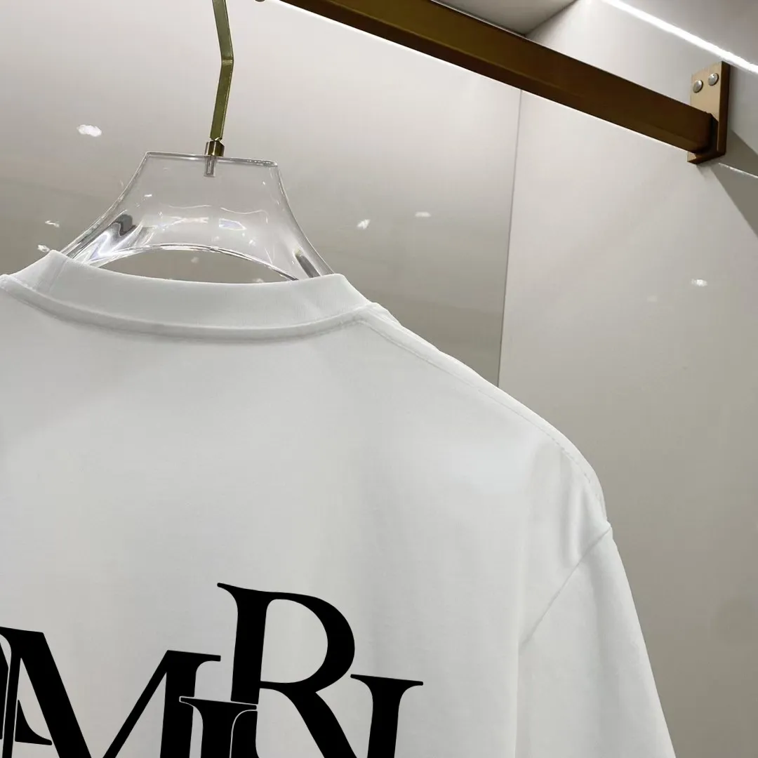 P150 AMIRI# 2025 spring and summer new style debut counter, the latest short-sleeved round neck T-shirt, high-end custom design, avant-garde and fashionable! The brand logo is designed with heavy craftsmanship. High-end customized 250g Xinjiang long-staple cotton fabric. Soft to the touch. Comfortable to wear. Exquisite stitching at the counter level. Fine workmanship. The upper body effect is incomparably handsome! A must-have item for a stylish man! Color: black. White! Size: S M L