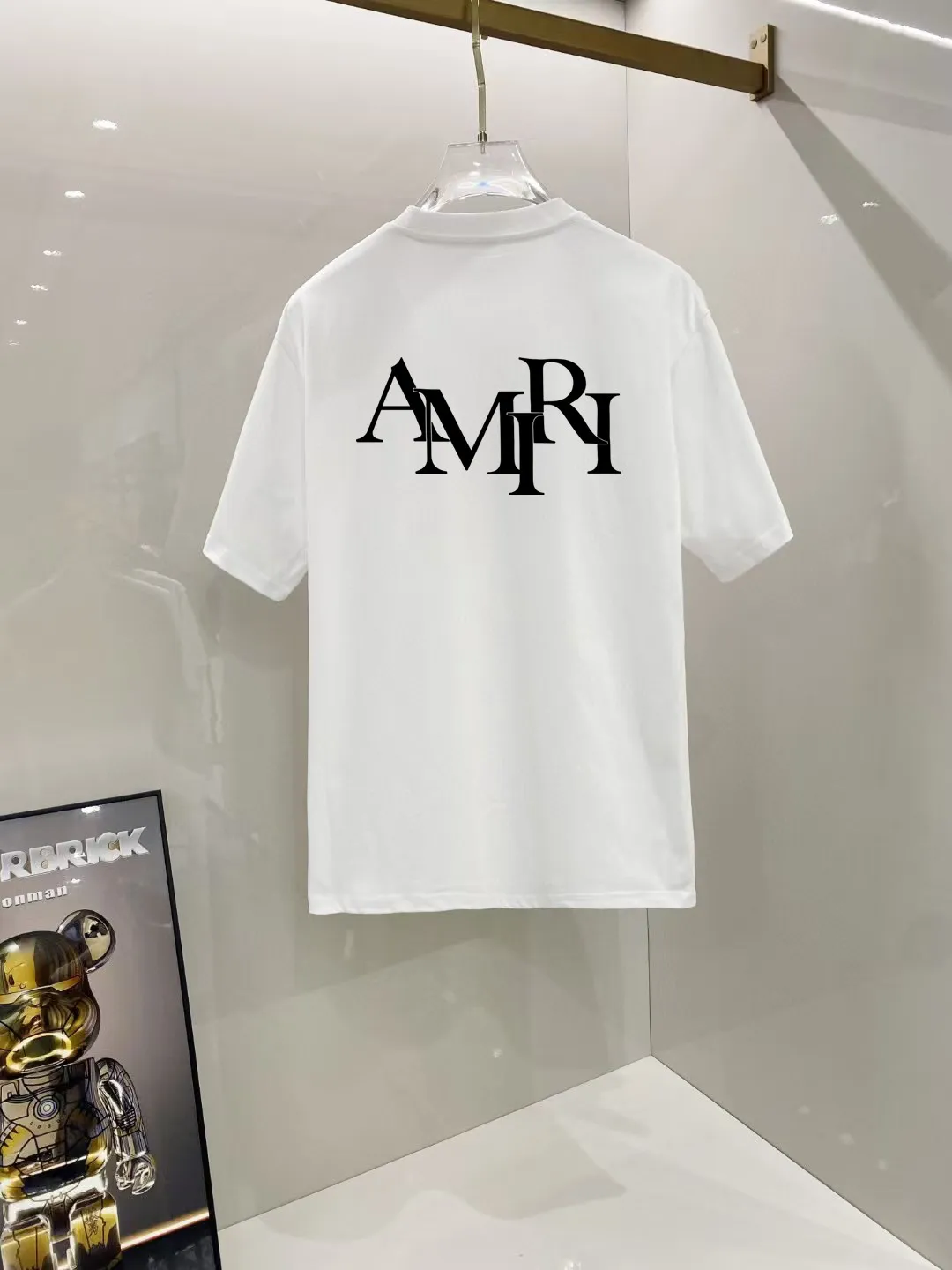 P150 AMIRI# 2025 spring and summer new style debut counter, the latest short-sleeved round neck T-shirt, high-end custom design, avant-garde and fashionable! The brand logo is designed with heavy craftsmanship. High-end customized 250g Xinjiang long-staple cotton fabric. Soft to the touch. Comfortable to wear. Exquisite stitching at the counter level. Fine workmanship. The upper body effect is incomparably handsome! A must-have item for a stylish man! Color: black. White! Size: S M L