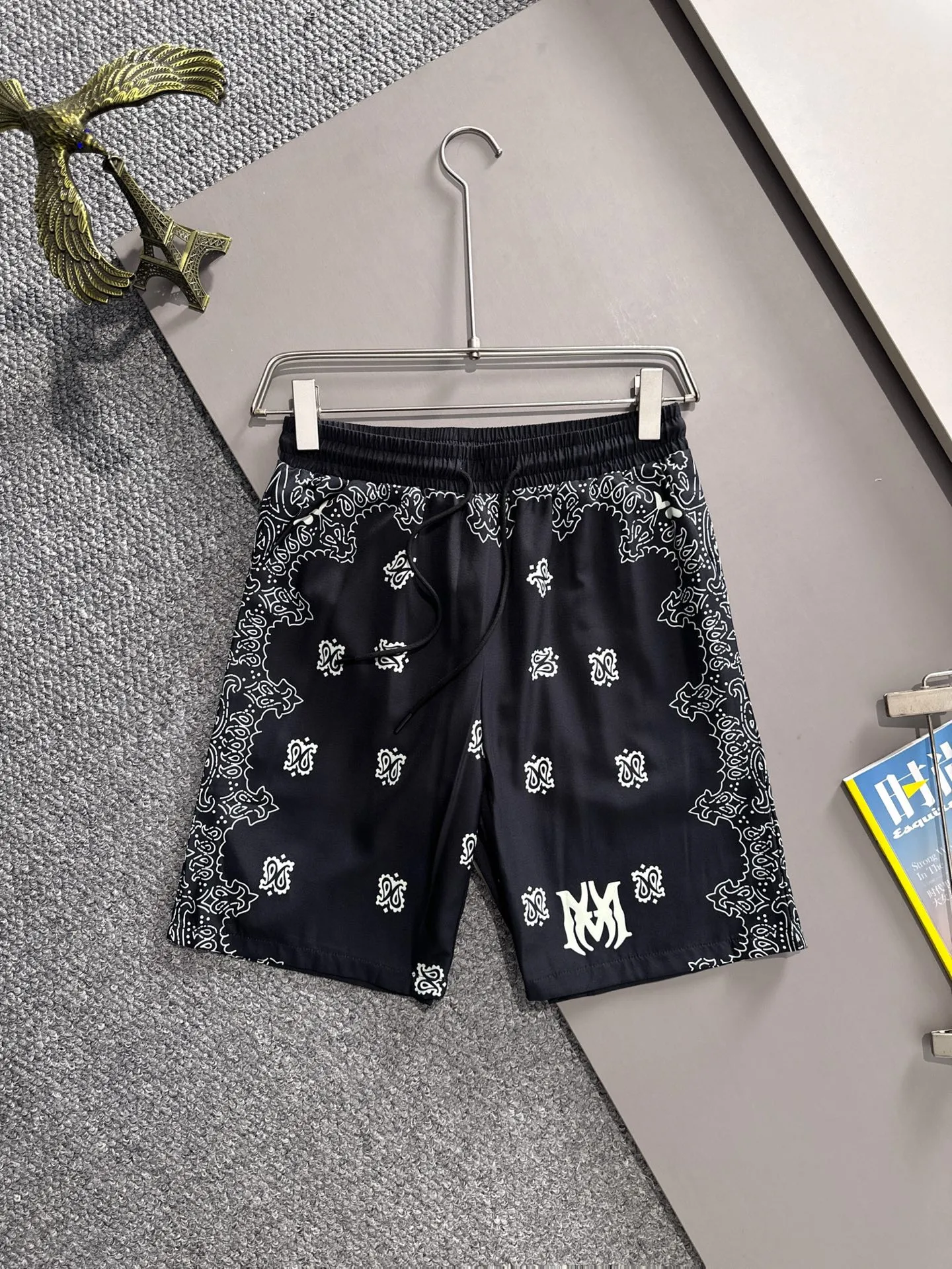 P360 AMIRI2025 summer classic LOGO design all-over printing suit, light and thin cotton full-body digital printing, made of high-quality polyester fiber fabric, breathable mesh lining is added to the pants, carefully created standard version, can be matched separately with clothes, versatile style for leisure time! The classic logo on the whole body is very eye-catching, showing a sense of luxury and style, becoming a classic and mainstream style that never goes out of style and is elegant! Extremely handsome, classic and heroic. Same style for men and women. Size: M-3XL (please note your height and weight when placing an order)